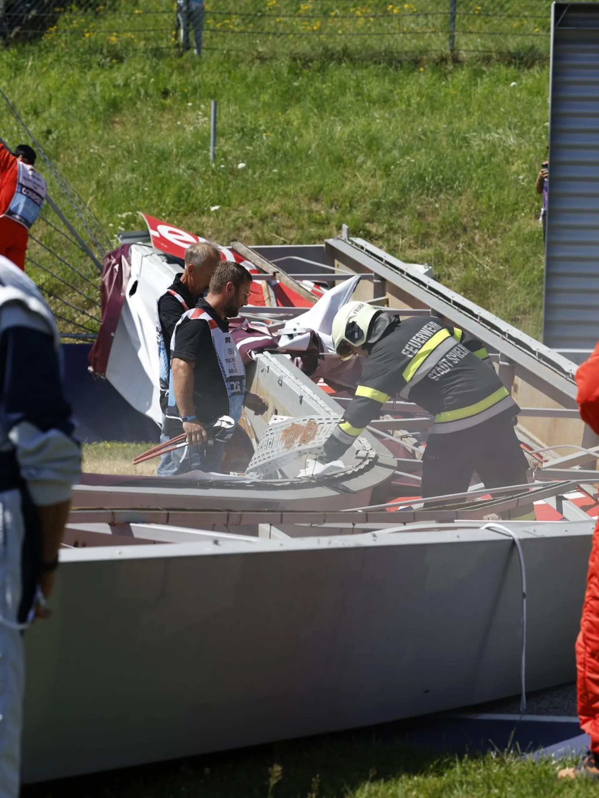 Bild zu: "Formel-1-Werbebrücke kracht auf Strecke in Spielberg"