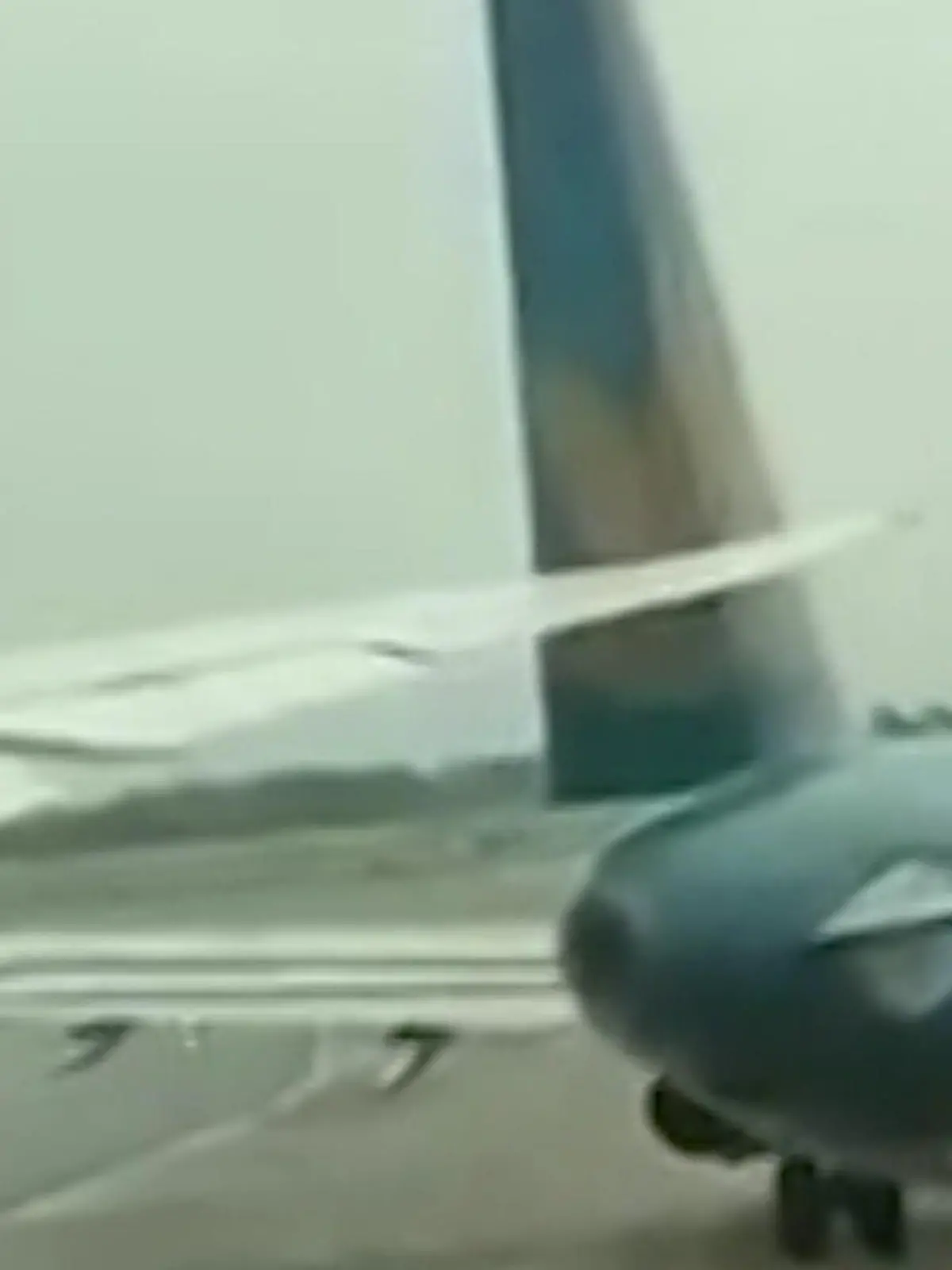 Bild zu: "Tragfläche durchtrennt Heck! Zwei Flugzeuge kollidieren bei Startbahn"