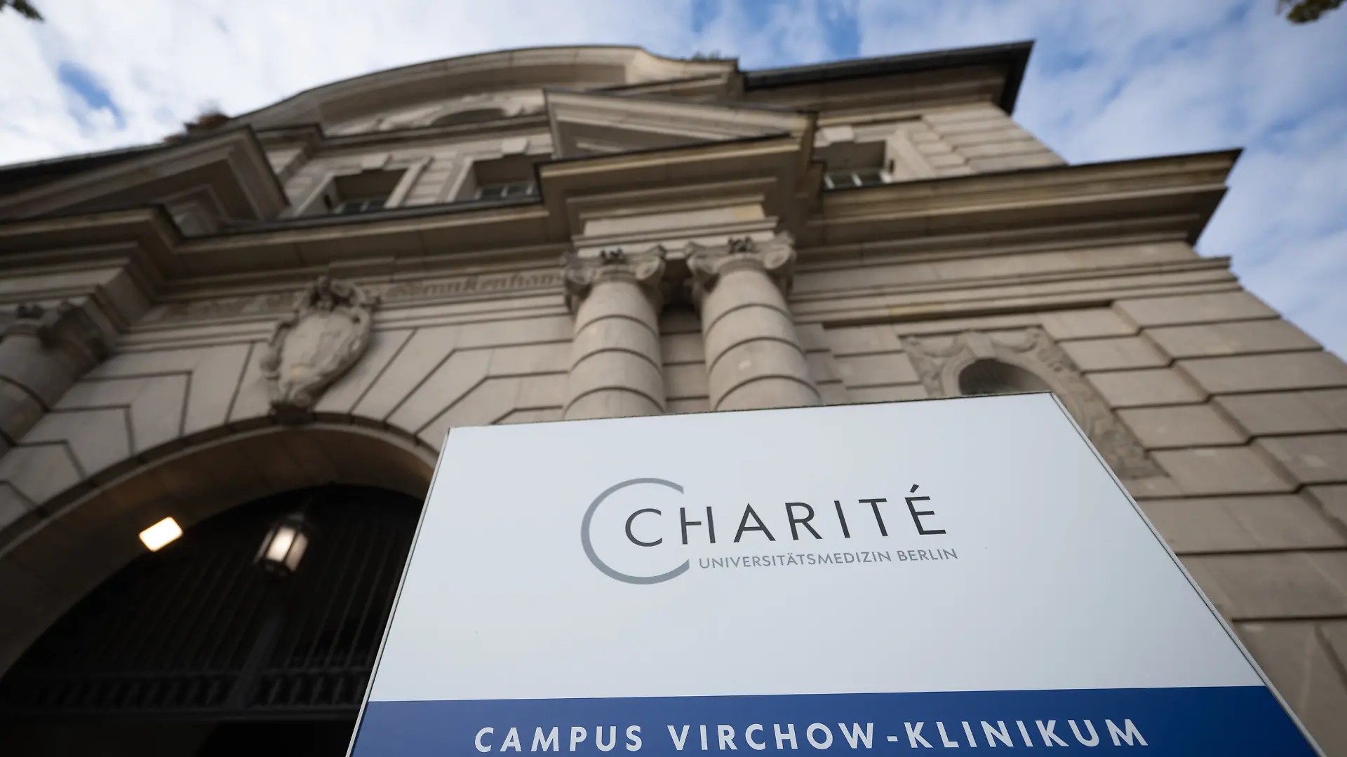Blick auf den Eingang des Charité Campus Virchow-Klinikum. 