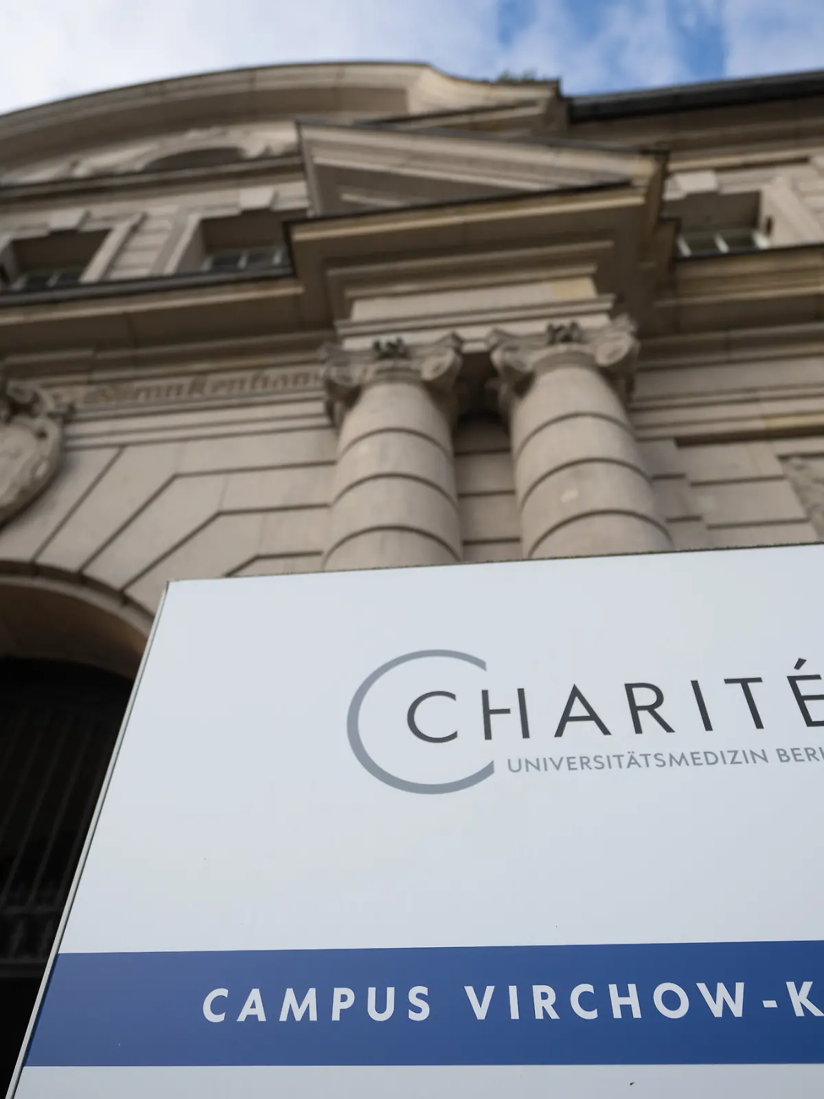 Blick auf den Eingang des Charité Campus Virchow-Klinikum. 