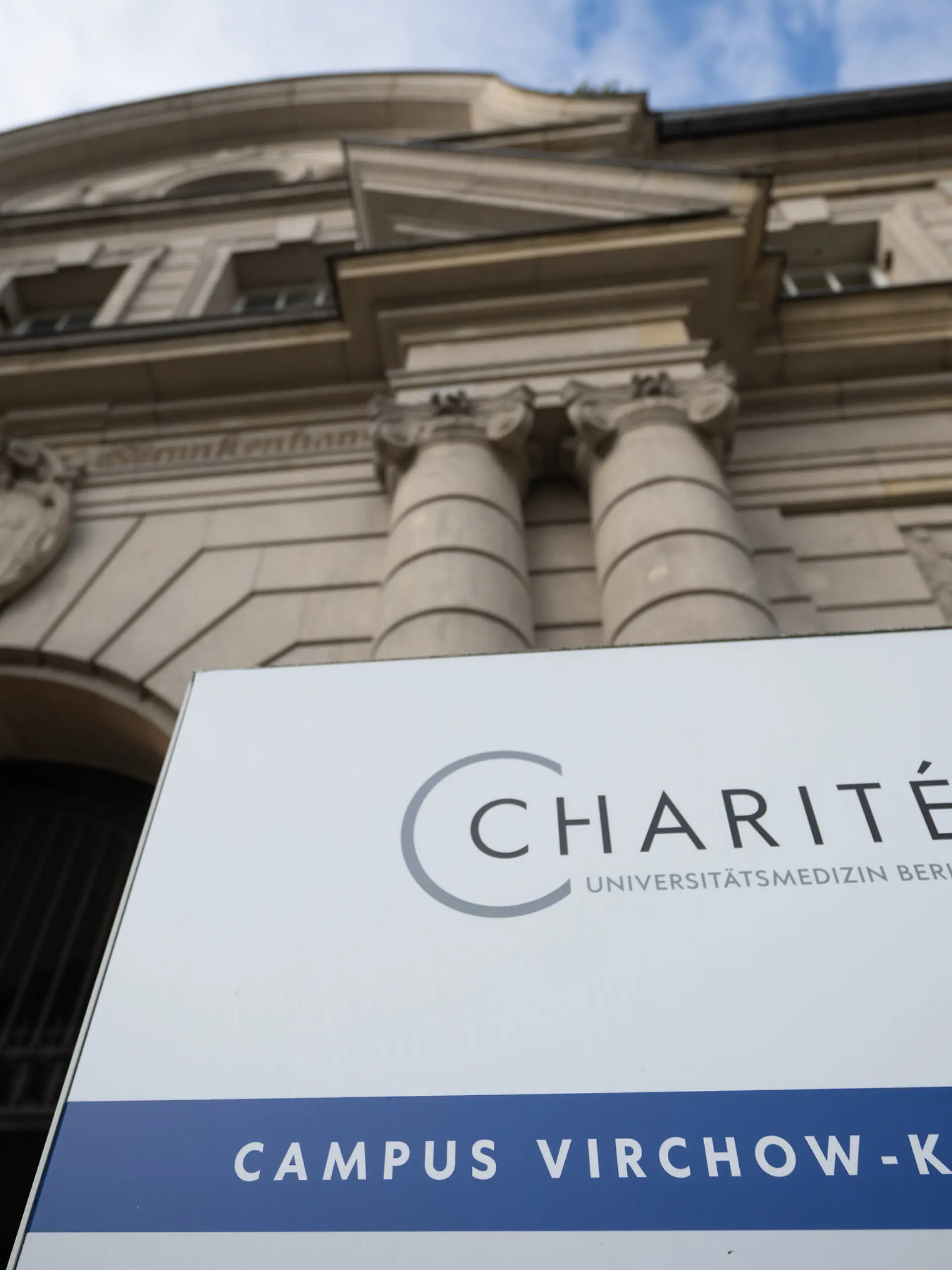 Blick auf den Eingang des Charité Campus Virchow-Klinikum. 