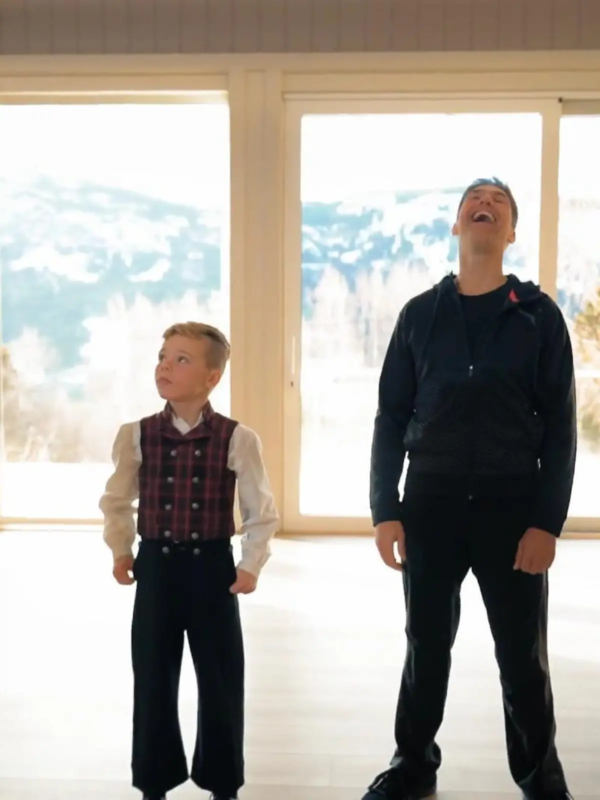 Bei "Llambis Tanzduell" in Norwegen lernen Christian Polanc und Massimo Sinató Tanzschritte von einem 10-Jährigen