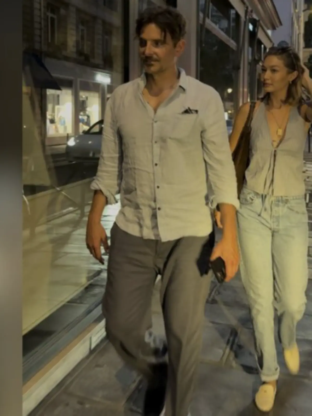 Bild zu: "Gigi Hadid und Bradley Cooper flanieren verliebt durch Paris "