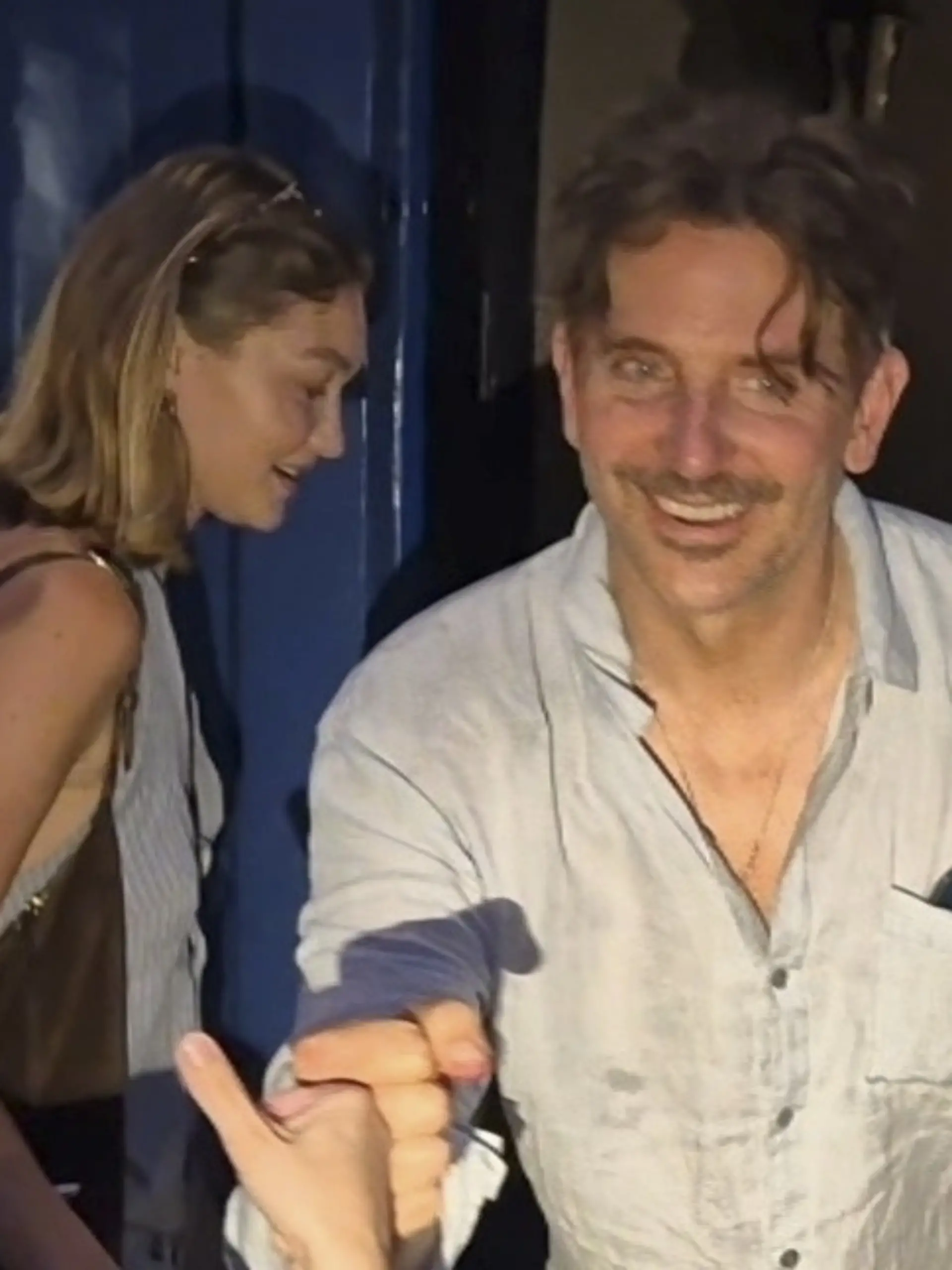 Bild zu: "Seltener Einblick in die Beziehung von Supermodel Gigi Hadid mit Bradley Cooper"
