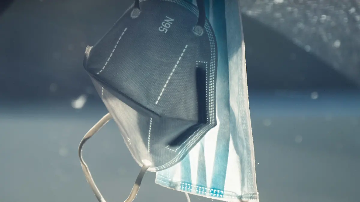 23.04.2020, Niedersachsen, Hannover: Schutzmasken hängen in einem Auto. Niedersachsen bekommt eine landesweite Maskenpflicht zur Eindämmung des Coronavirus. Vom kommenden Montag an soll das Tragen einer Maske im Nahverkehr und im Einzelhandel Pflicht werden. Foto: Julian Stratenschulte/dpa +++ dpa-Bildfunk +++