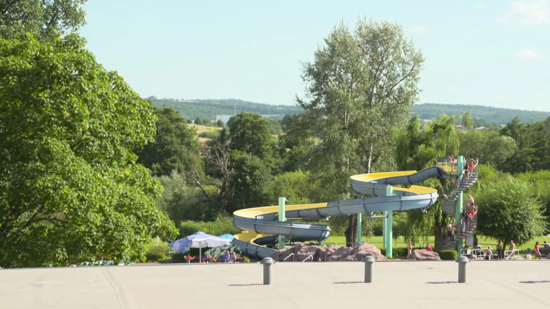 Im hessischen Gelnhausen soll eine Gruppe von Männern mehrere Mädchen in einem Freibad sexuell belästigt haben. 