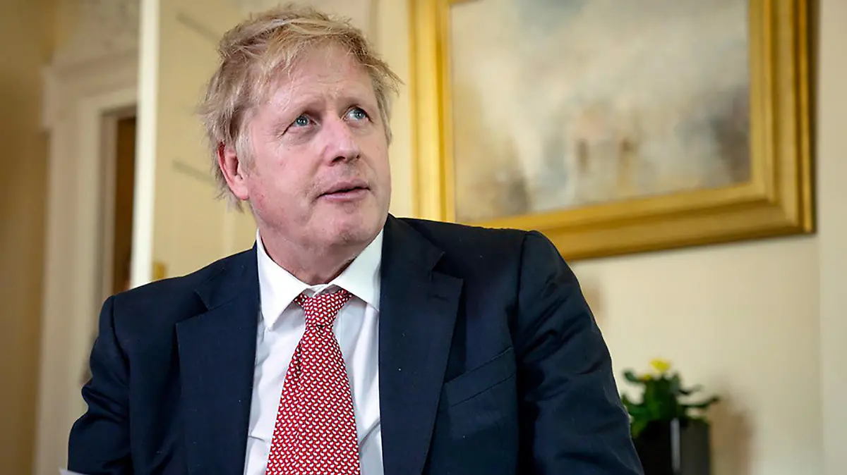 dpatopbilder - HANDOUT - 12.04.2020, Großbritannien, London: Boris Johnson, Premierminister von Großbritannien, bedankt sich per Video bei den Mitarbeitern des britischen nationalen Gesundheitsdienstes (NHS) für die Rettung seines Lebens. Johnson ist nach einer Erkrankung an dem neuartigen Coronavirus aus dem Krankenhaus entlassen worden. Er werde aber nicht sofort wieder mit seiner Arbeit beginnen, teilte ein Regierungssprecher in London mit. (Bestmögliche Qualität) Foto: Pippa Fowles/10 Downing Street/dpa - ACHTUNG: Nur zur redaktionellen Verwendung und nur mit vollständiger Nennung des vorstehenden Credits +++ dpa-Bildfunk +++