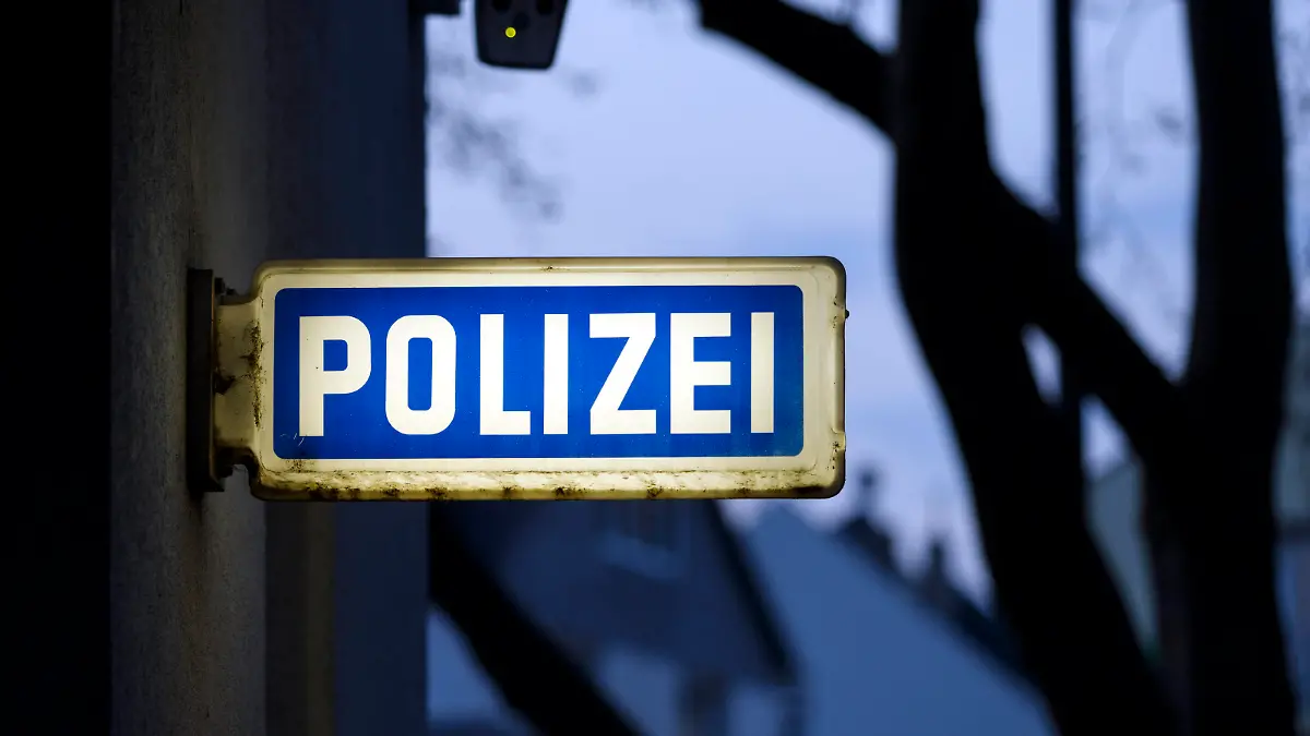 Ein Schild POLIZEI an einer Polizeiwache in der Innenstadt. (Themenbild, Symbolbild) Köln, 26.04.2021