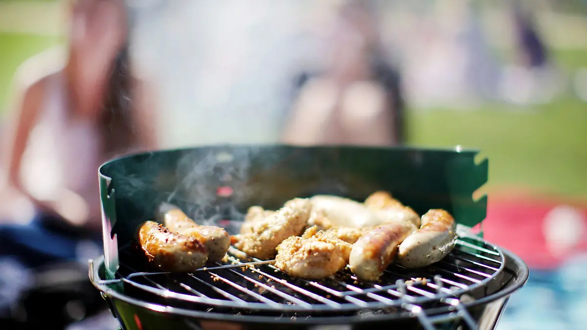 In der Sommerzeit wird gern gegrillt. Aber mancherorts greift bei Trockenheit ein Verbotsmechanismus. (Symbolbild)