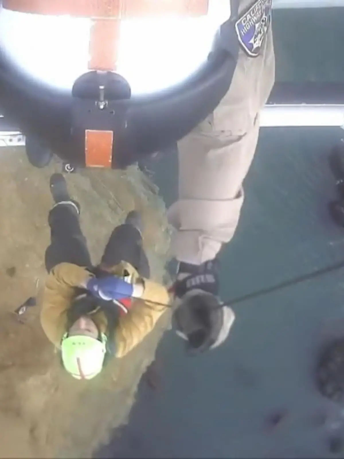 In Kalifornien bringen mehrere Feuerwehrmänner zwei Personen per Helikopter in Sicherheit. Eine der Einsatzkräfte seilt sich zu den Männern hinab, anschließend werden diese über eine Seilwinde in den Hubschrauber gezogen.