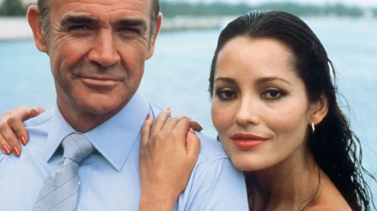 Sean Connery als Agent 007 James Bond mit seiner Filmpartnerin Barbara Carrera während der Dreharbeiten zu "Sag niemals nie" 1983. Der Bond-Darsteller Connery, von Roger Moore abgelöst, wollte eigentlich nicht mehr in die Rolle des Agenten seiner Majestät schlüpfen. Beziehungsreich und mit einem Augenzwinkern daher der Titel "Sag niemals nie".