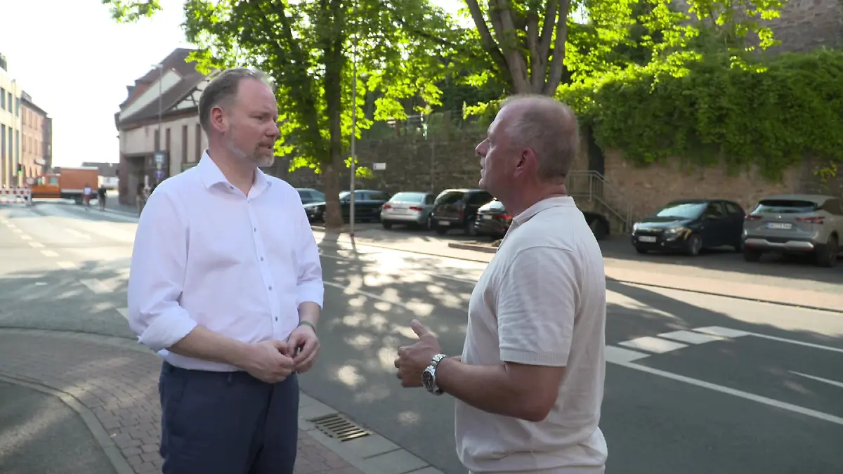 Gelnhausens Bürgermeister Christian Litzinger (CDU) im Gespräch mit RTL Reporter Karl Wirz.