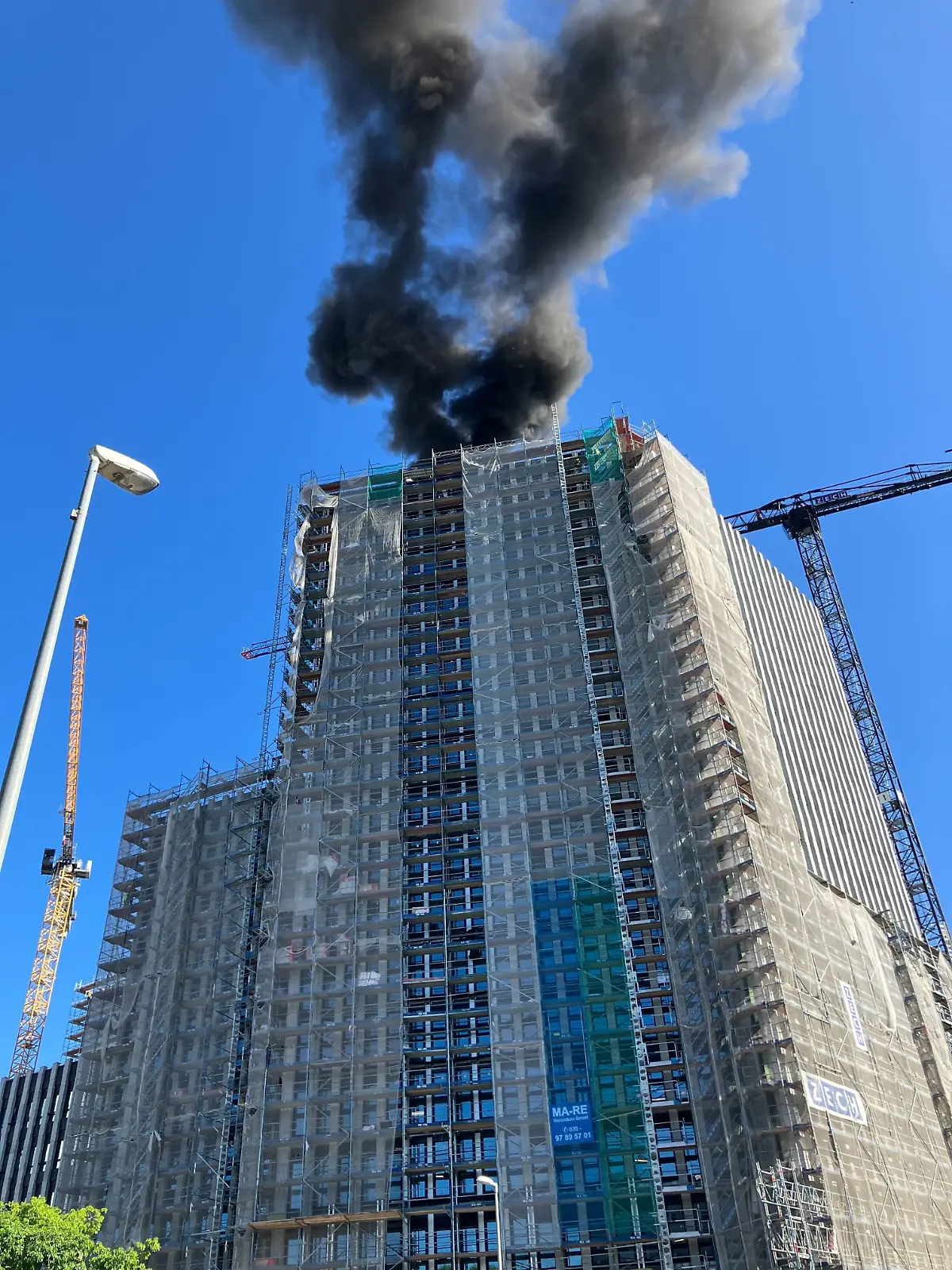 Bild zu: "Riesige Rauchsäule über Berlin – Hochhaus brennt "