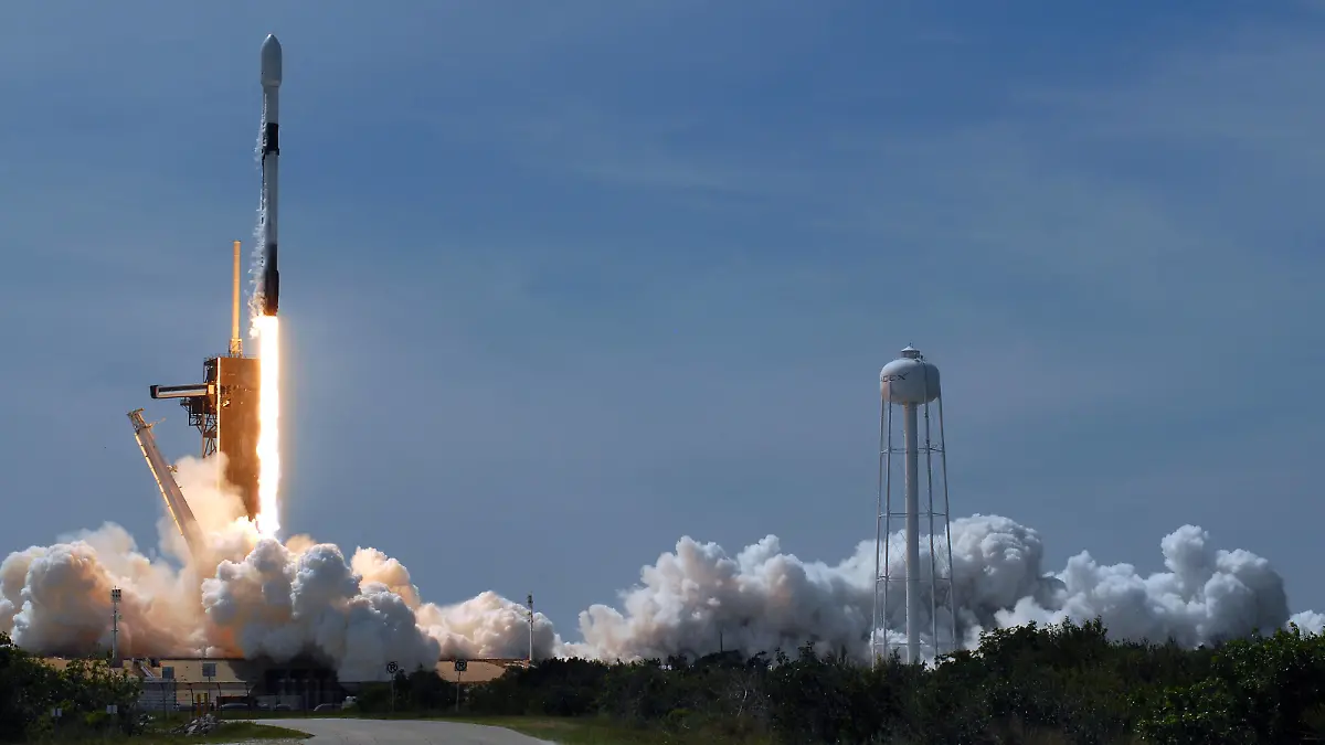 April 22, 2020, Kennedy Space Center, Florida, United States: A SpaceX Falcon 9 rocket carrying the seventh batch of 60 Starlink satellites successfully launches from pad 39A at the Kennedy Space Center in Florida. The satellites are part of a planned constellation that will provide global broadband internet service. Kennedy Space Center United States - ZUMAs197 20200422zaas197196 Copyright: xPaulxHennessyx