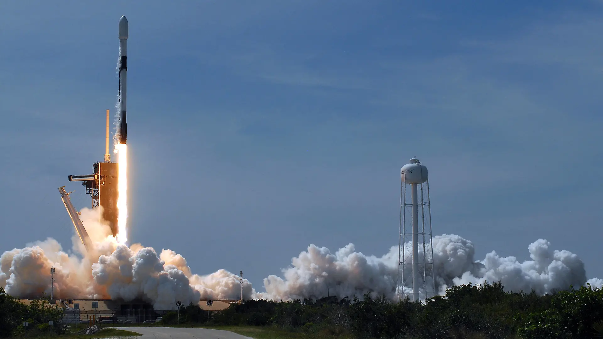 April 22, 2020, Kennedy Space Center, Florida, United States: A SpaceX Falcon 9 rocket carrying the seventh batch of 60 Starlink satellites successfully launches from pad 39A at the Kennedy Space Center in Florida. The satellites are part of a planned constellation that will provide global broadband internet service. Kennedy Space Center United States - ZUMAs197 20200422zaas197196 Copyright: xPaulxHennessyx