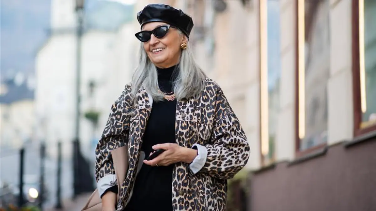 Frau in modischer Leo-Print-Jacke.