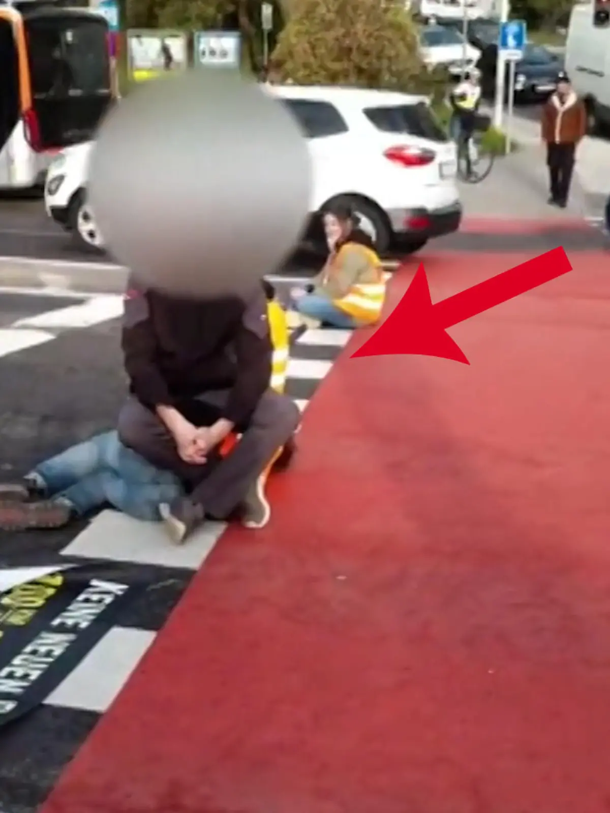 Wann immer sich Klima-Aktivisten der Letzen Generation auf eine Straße kleben, sind frustrierte Autofahrer nicht weit. In Linz ist nun ein kurioses Handyvideo aufgetaucht, welches zeigt, wie sich ein wütender Autofahrer einfach auf einen Aktivisten draufsetzt!
