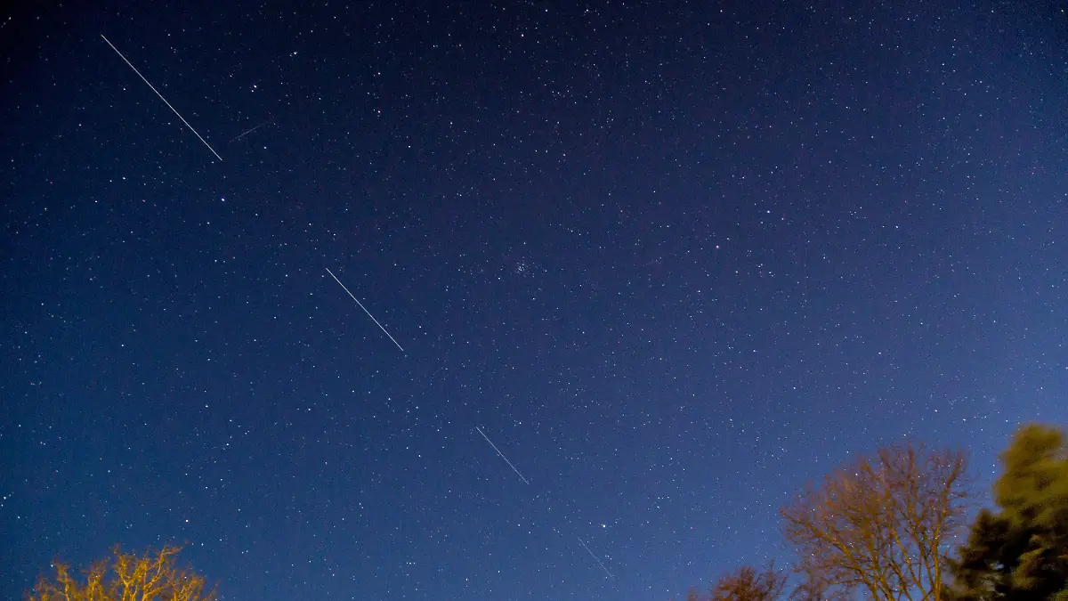 21.04.2020, Dänemark, Svenborg: Mit Hilfe einer Langzeitbelichtung erfasst eine Kamera mögliche Starlink 5-Satelliten, die den Himmel über Svendborg auf der Dänischen Südsee überfliegen. Die Satelliten gehören zum «Starlink»-Projekt des US-Unternehmens SpaceX von Tesla-Chef Musk. Die Satelliten sind nach dem Start relativ eng beieinander, sehr niedrig und deswegen sehr auffallend für gelegentliche Beobachter. Auch aufgrund des derzeit klaren Himmels seien sie momentan so gut sichtbar, hieß es von der Esa. Am besten geeignet für die Beobachtung seien die ersten ein bis zwei Stunden nach Sonnenuntergang. Dann reflektiere die Oberfläche der Satelliten das restliche Sonnenlicht. Foto: Mads Claus Rasmussen/Ritzau Scanpix/AP/dpa +++ dpa-Bildfunk +++