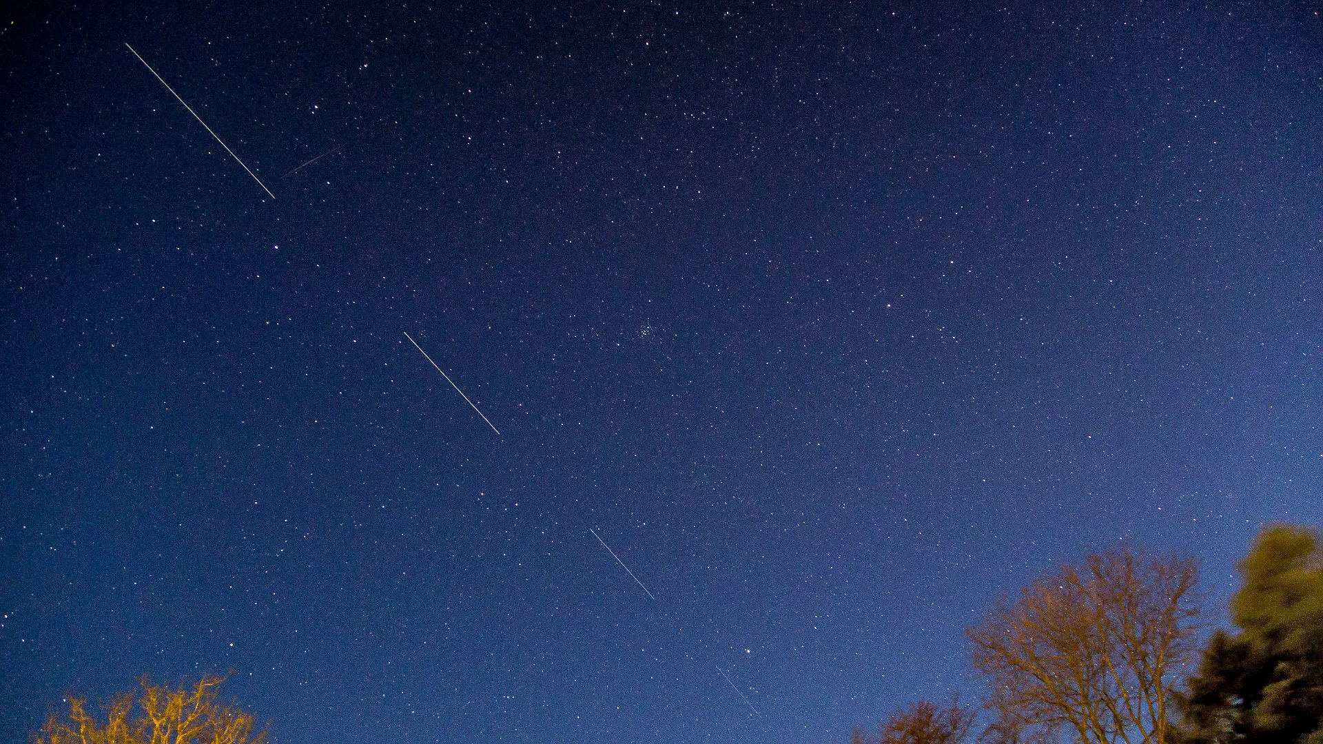 21.04.2020, Dänemark, Svenborg: Mit Hilfe einer Langzeitbelichtung erfasst eine Kamera mögliche Starlink 5-Satelliten, die den Himmel über Svendborg auf der Dänischen Südsee überfliegen. Die Satelliten gehören zum «Starlink»-Projekt des US-Unternehmens SpaceX von Tesla-Chef Musk. Die Satelliten sind nach dem Start relativ eng beieinander, sehr niedrig und deswegen sehr auffallend für gelegentliche Beobachter. Auch aufgrund des derzeit klaren Himmels seien sie momentan so gut sichtbar, hieß es von der Esa. Am besten geeignet für die Beobachtung seien die ersten ein bis zwei Stunden nach Sonnenuntergang. Dann reflektiere die Oberfläche der Satelliten das restliche Sonnenlicht. Foto: Mads Claus Rasmussen/Ritzau Scanpix/AP/dpa +++ dpa-Bildfunk +++
