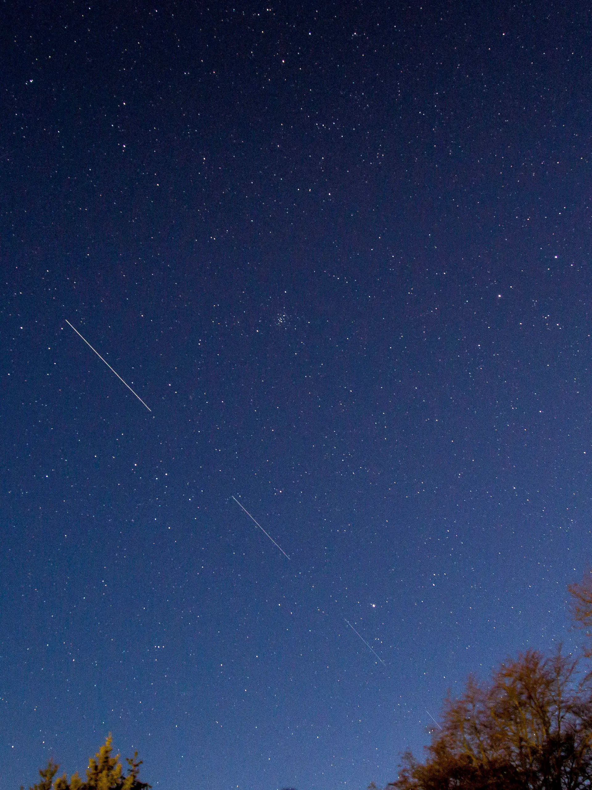 21.04.2020, Dänemark, Svenborg: Mit Hilfe einer Langzeitbelichtung erfasst eine Kamera mögliche Starlink 5-Satelliten, die den Himmel über Svendborg auf der Dänischen Südsee überfliegen. Die Satelliten gehören zum «Starlink»-Projekt des US-Unternehmens SpaceX von Tesla-Chef Musk. Die Satelliten sind nach dem Start relativ eng beieinander, sehr niedrig und deswegen sehr auffallend für gelegentliche Beobachter. Auch aufgrund des derzeit klaren Himmels seien sie momentan so gut sichtbar, hieß es von der Esa. Am besten geeignet für die Beobachtung seien die ersten ein bis zwei Stunden nach Sonnenuntergang. Dann reflektiere die Oberfläche der Satelliten das restliche Sonnenlicht. Foto: Mads Claus Rasmussen/Ritzau Scanpix/AP/dpa +++ dpa-Bildfunk +++