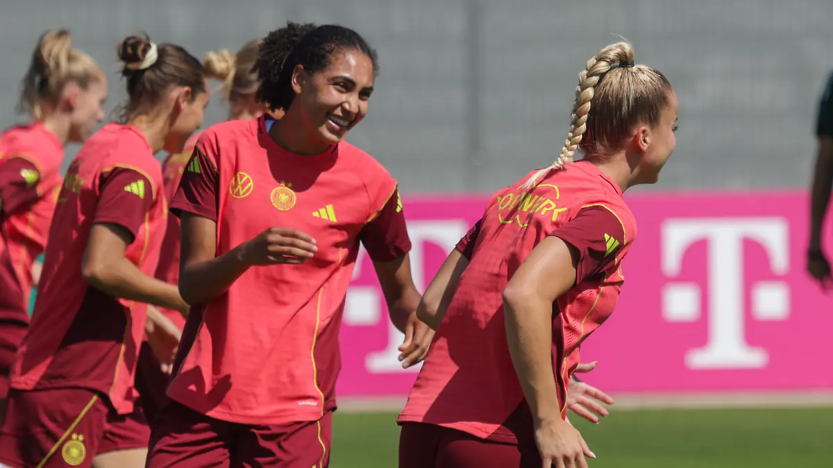 Herzogenaurach, Deutschland 29. Juni 2025: DFB - Fußball-Frauen-Nationalmannschaft - EM-Trainingslager II - Training Im Bild: v.li. Cora Zicai (Deutschland) und Giulia Gwinn (Deutschland) beim Training in Herzogenaurach.