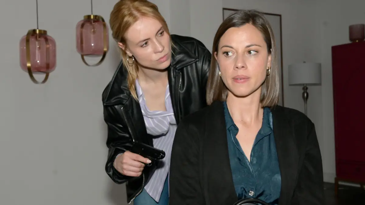 Zoe (Lara Dandelion Seibert, l.) versucht über Matilda (Anna-Katharina Fecher) an Gerner ranzukommen.