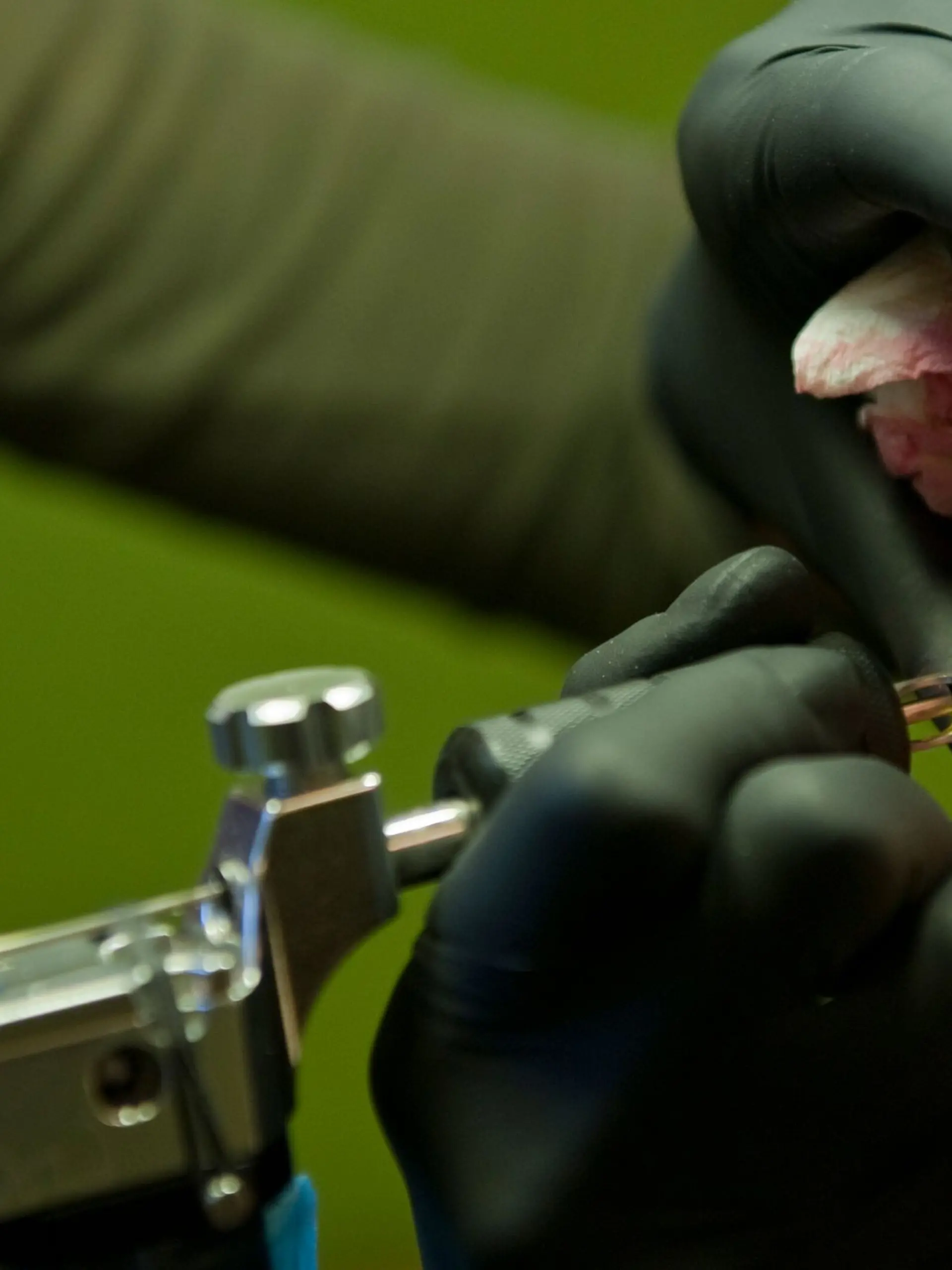 Bild zu: "Für ein Bewerbungsgespräch unter die Nadel? Firma löst mit Tattoo-Aktion Empörung aus"