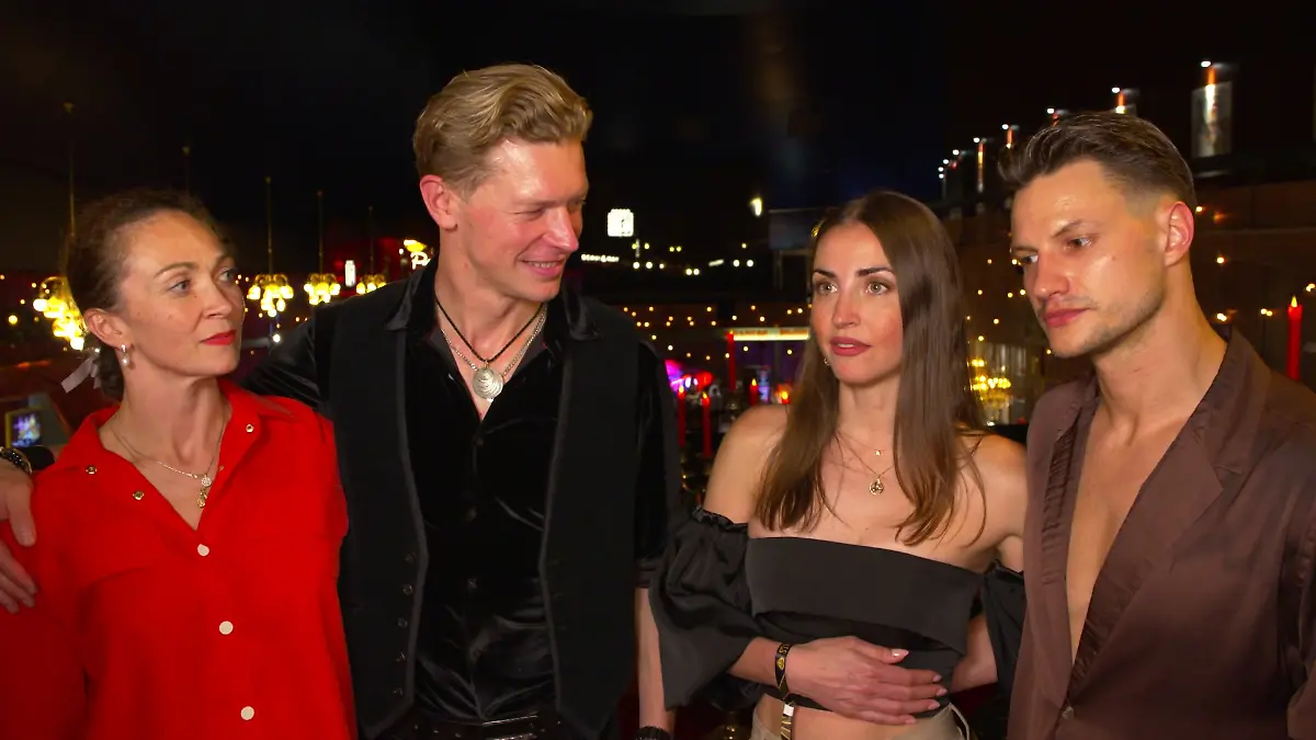 Verstehen sich alle prächtig: Paul Lorenz mit seiner Frau Julia und Ekaterina Leonova mit ihrem neuen Freund Ilya beim gemeinsamen Besuch eines Musicals.