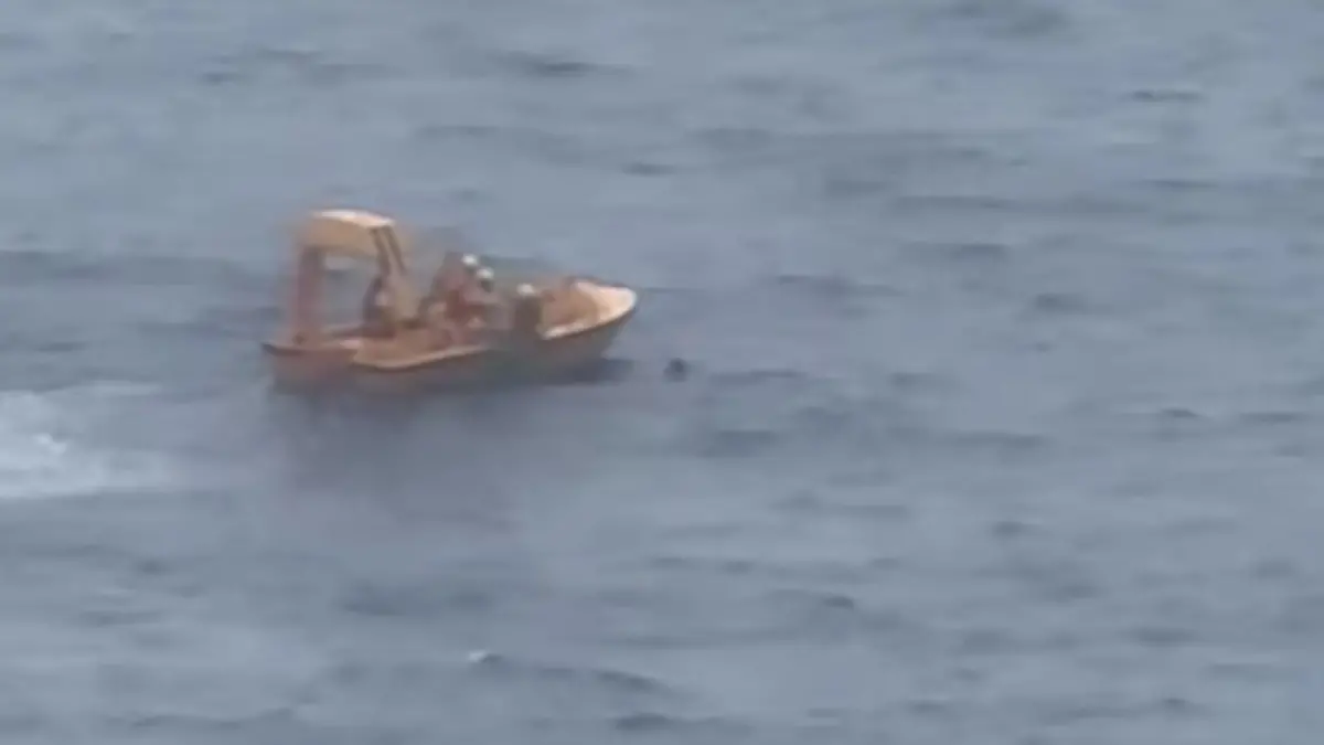 Rettung auf hoher See: Das gelbe Disney-Rettungsboot kämpft sich durch die Wellen.