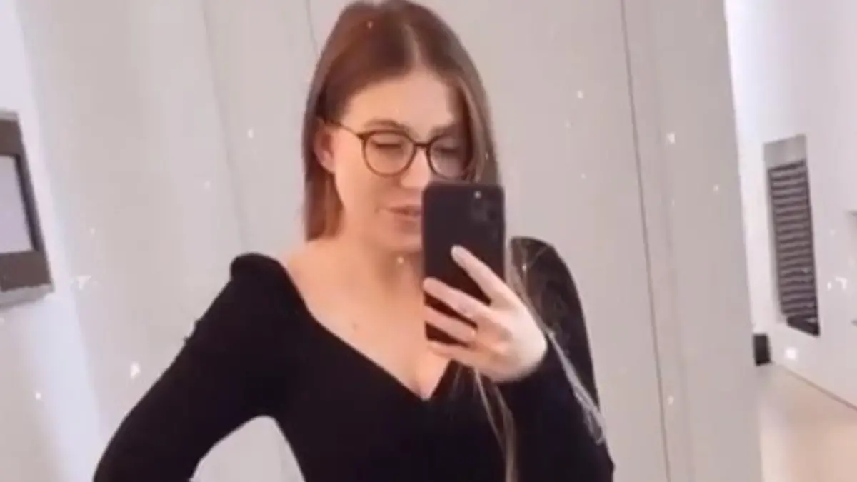 Bianca "Bibi" Claßen zeigt ihren flachen Bauch - wenige Wochen nach der Geburt von Tochter Emily.