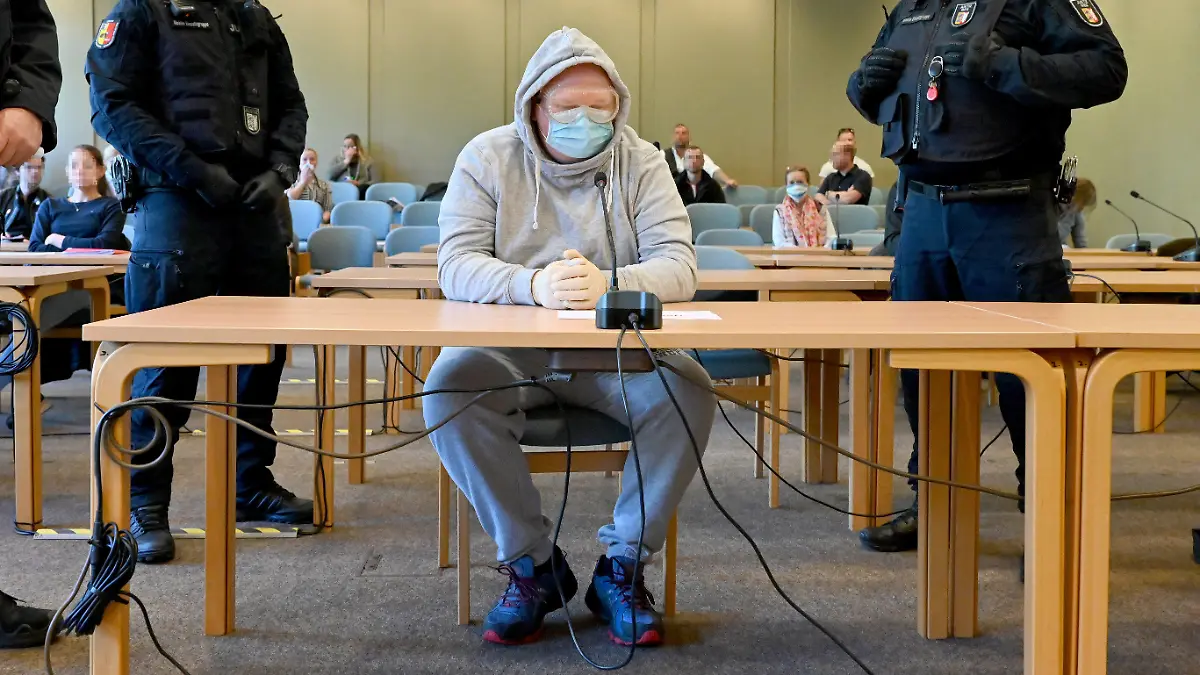 23.04.2020, Schleswig-Holstein, Schleswig: Mit Schutzbrille und Mundschutz sitzt der 47-Jährige Angeklagte beim Auftakt des Verfahrens im Gerichtssaal. Er soll die 23-Jährige Nathalie M., die sexuelle Dienstleistungen im Internet angeboten haben soll, am 17.8.2019 bei Schafflund getötet und an einem Feldweg bei Süderlügum verscharrt haben. Die Leiche wurde zwei Wochen später gefunden. Foto: Carsten Rehder/dpa - ACHTUNG: Personen wurden aus rechtlichen Gründen gepixelt +++ dpa-Bildfunk +++