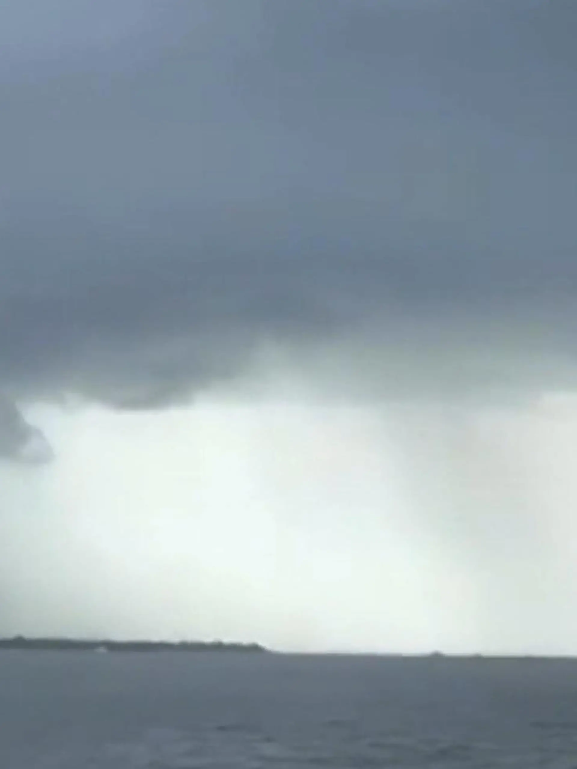 Bild zu: "Gleich zwei Wasser-Tornados vor ihnen! Mutter und Tochter nur wenige Meter entfernt"