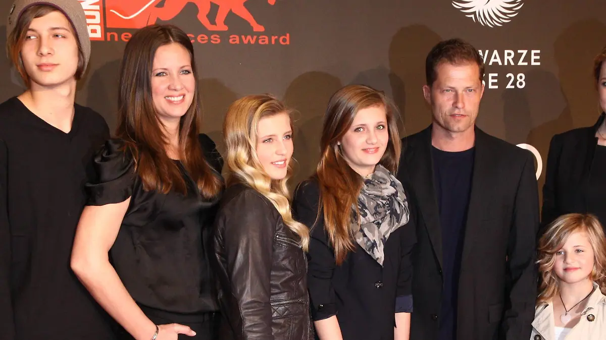 Bildnummer: 55246265 Datum: 07.04.2011 Copyright: imago/APress
Til Schweiger mit seiner Familie: Sohn Valentin, Tochter Luna (3L), Tochter Lilli, Ex Ehefrau Dana Schweiger (2L), Tochter Emma und seiner Freundin Svenja Holtmann (R) beim New Faces Award 2011 am 7.4.2011 in Berlin New Faces Award 2011 in Berlin PUBLICATIONxINxGERxSUIxAUTxONLY Entertainment People premiumd kbdig xng 2011 quer
Bildnummer 55246265 Date 07 04 2011 Copyright Imago apress Til Schweiger with his Family Son Valentin Daughter Luna 3L Daughter Lila Ex Wife Dana Schweiger 2l Daughter Emma and his Girlfriend Svenja Holtmann r the New Faces Award 2011 at 7 4 2011 in Berlin New Faces Award 2011 in Berlin PUBLICATIONxINxGERxSUIxAUTxONLY Entertainment Celebrities premiumd Kbdig xng 2011 horizontal