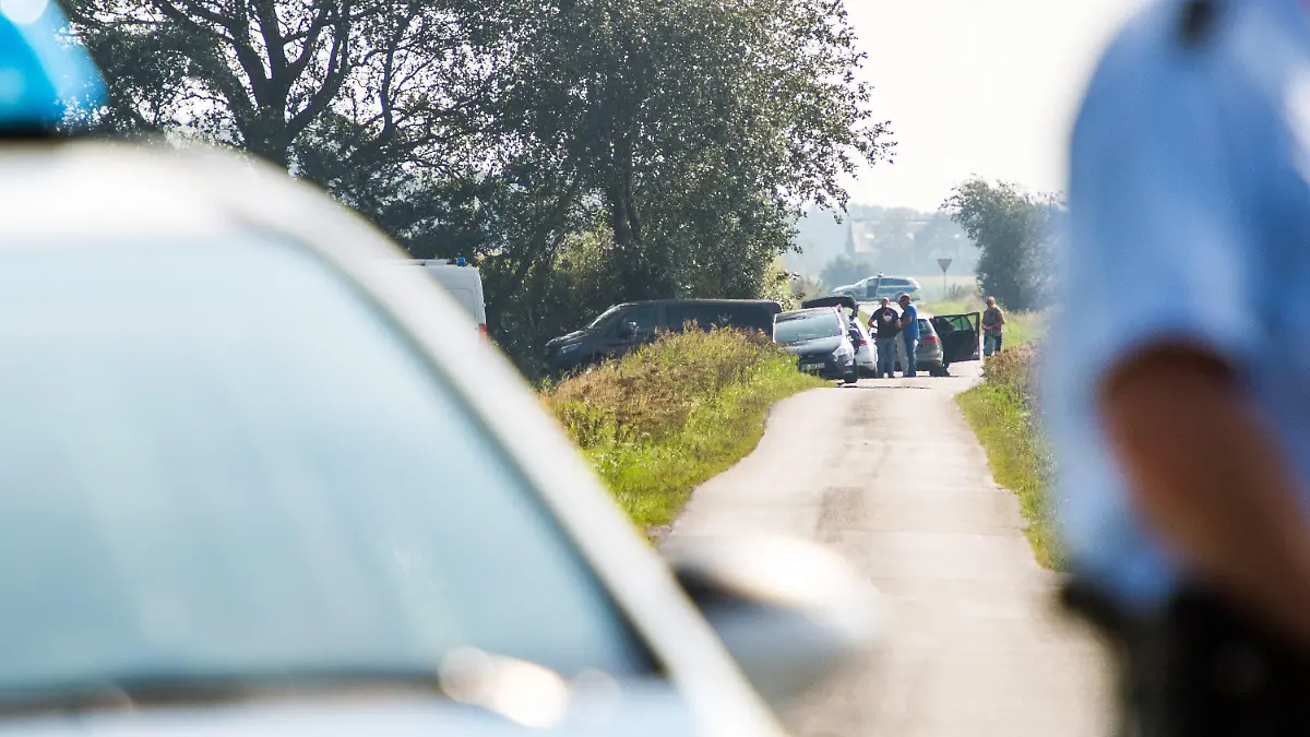 ARCHIV - 31.08.2019, Schleswig-Holstein, Stadum: Ein Polizist steht neben einem Polizeifahrzeug am Anfang einer kleinen Verbindungsstraße, die zu einer Stelle führt, an der ein Polizeieinsatz im Zusammenhang mit der vermissten 23-jährigen Nathalie aus Nordfriesland stattfindet. Am 23.04.2020 (9.15 Uhr) beginnt der Prozess gegen einen Mann, der im vergangenen Jahr die 23 Jahre alte Nathalie M. aus Nordfriesland getötet haben soll. Der 47 Jahre alte Deutsche ist am Landgericht Flensburg wegen Totschlags angeklagt. (zu dpa: "Getötete Nathalie M. - Prozess wegen Totschlags beginnt") Foto: Benjamin Nolte/dpa +++ dpa-Bildfunk +++
