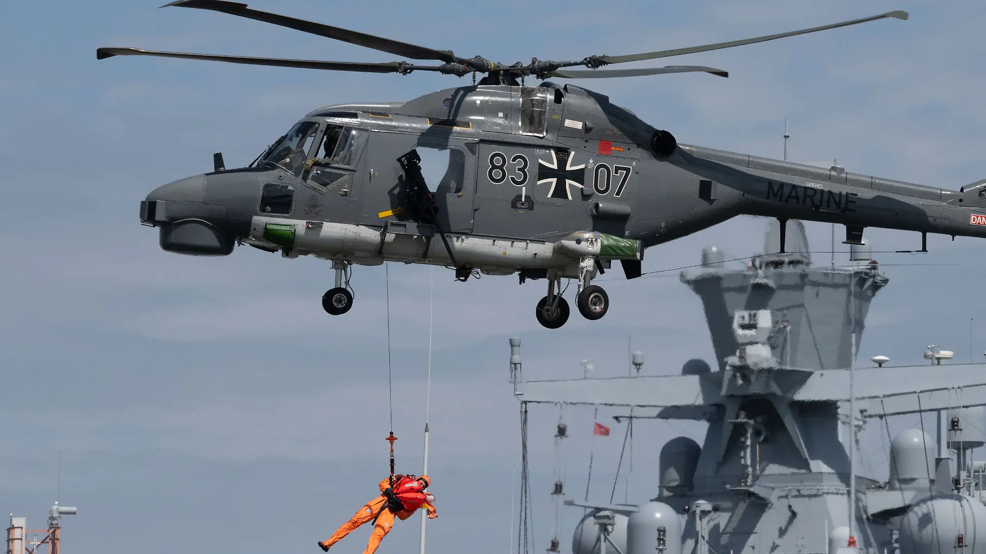 So einen Hubschrauber würde Jannis (18) gerne fliegen! Hier im Bild: Die Bundeswehr während einer Rettungsübung.