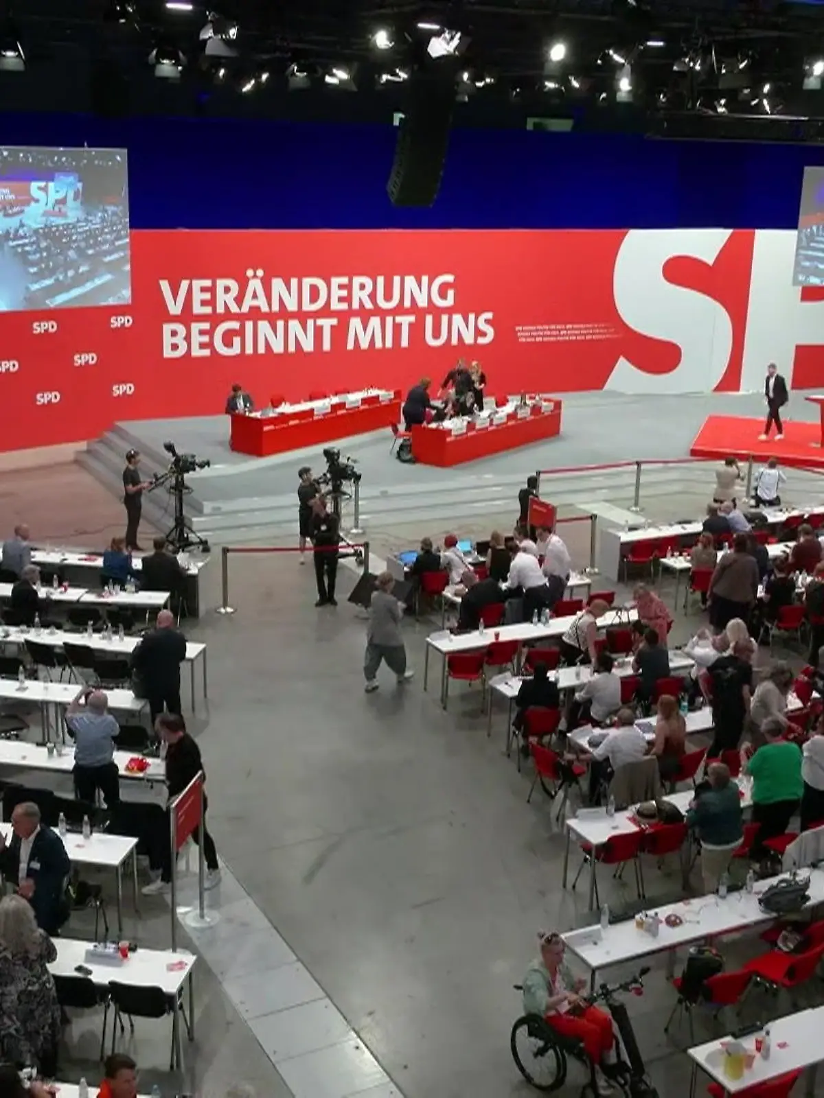 Bild zu: "SPD will möglichen AfD-Verbotsantrag prüfen lassen"