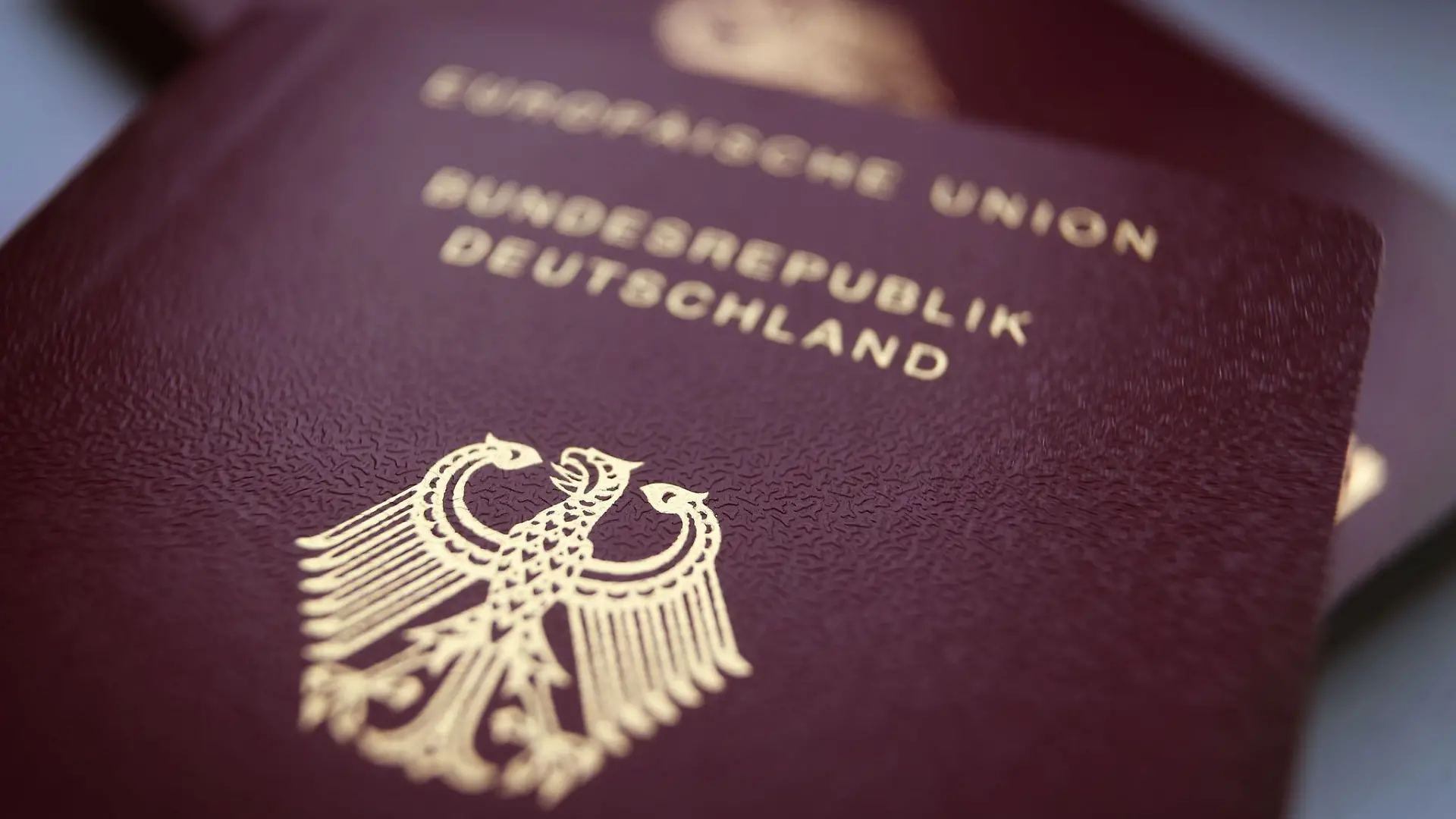 Wer einen deutschen Pass hat, kann auch noch andere haben: Eine mehrfache Staatsbürgerschaft ist möglich, verbunden damit sind Rechte und Pflichten.