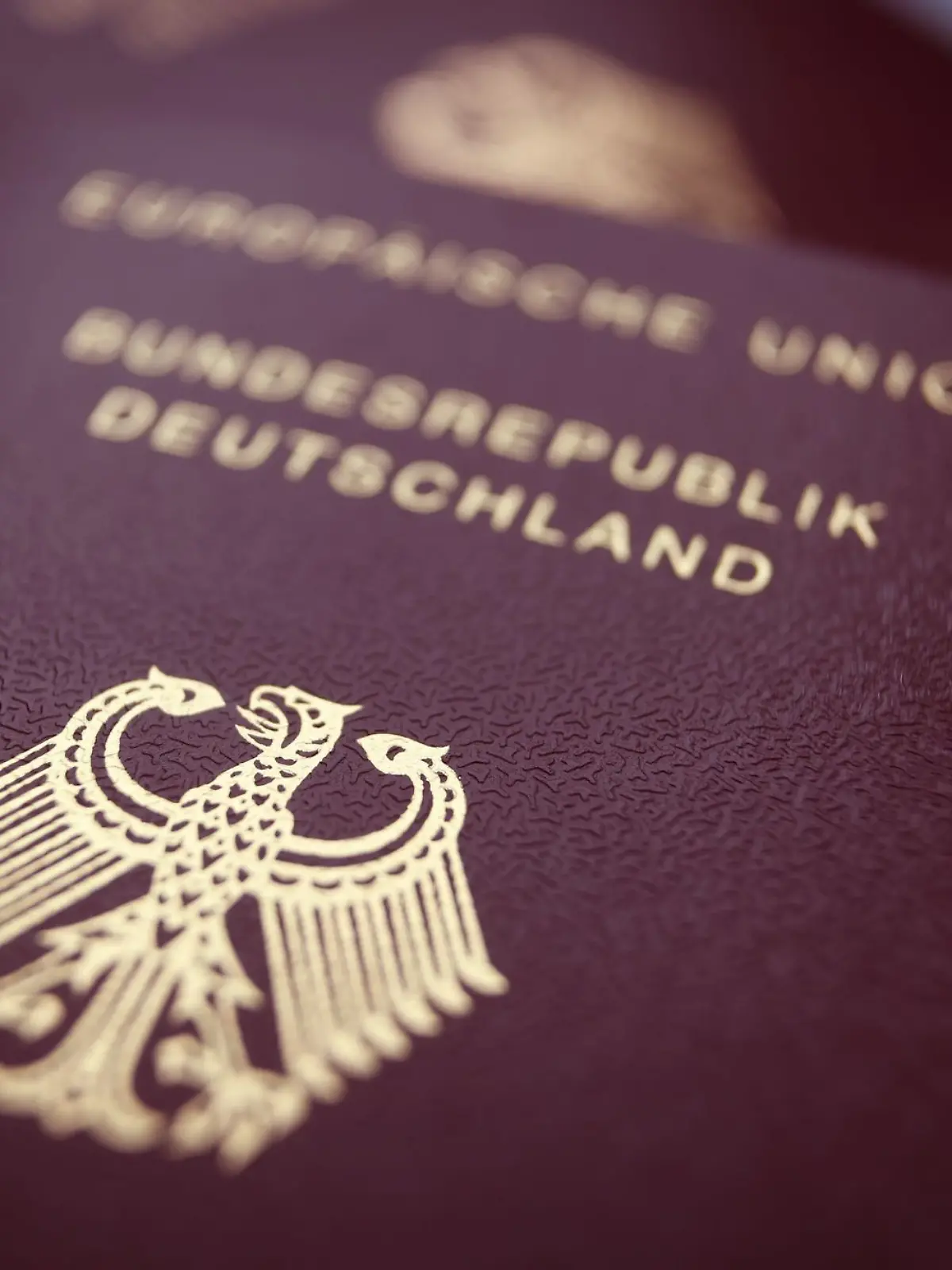 Bild zu: "Flug-Verbot?! Mit diesen Stempeln im Pass könntet ihr Probleme bei der Einreise bekommen"