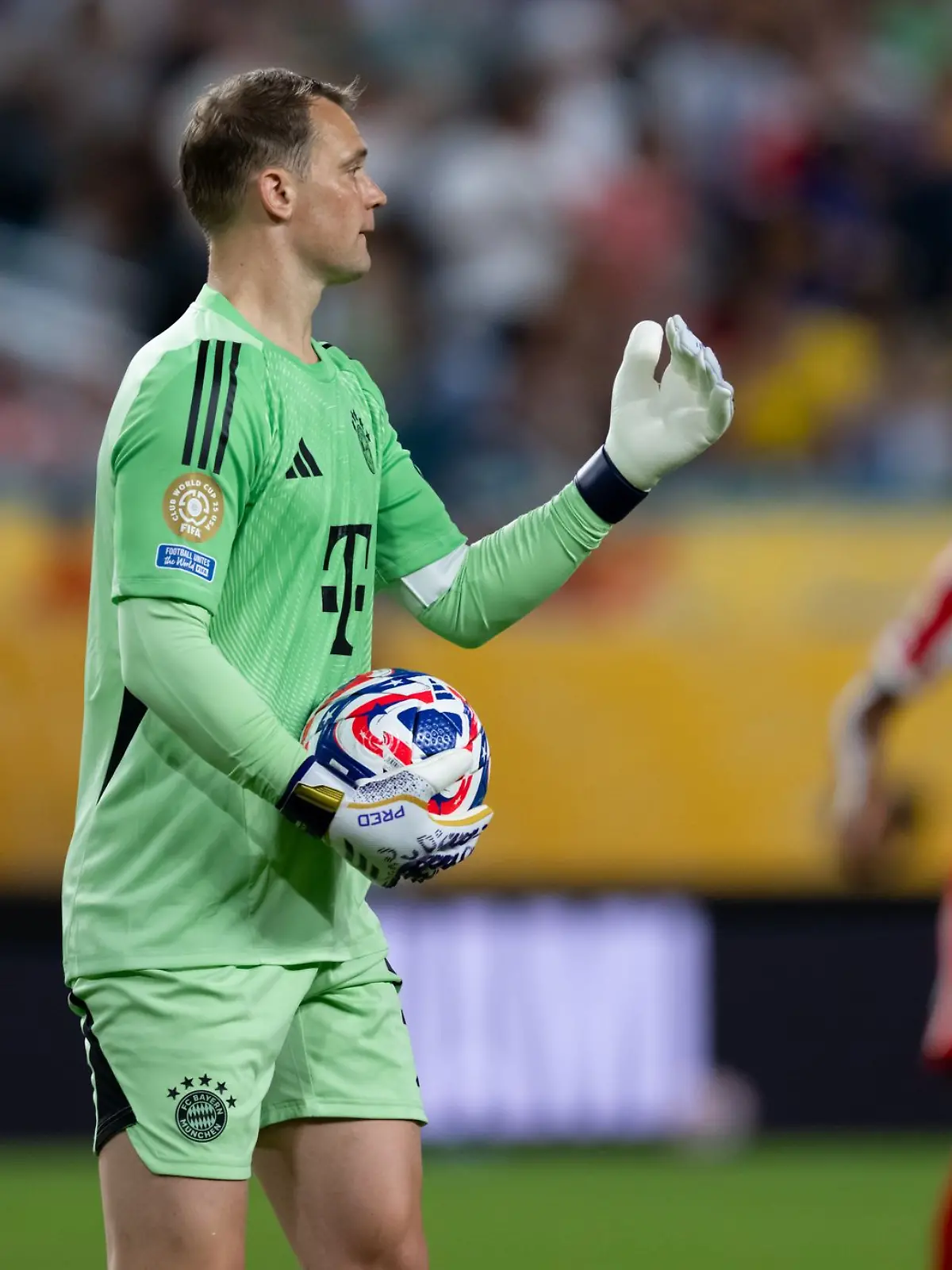 Bild zu: "Musiala schwer verletzt – Neuer attackiert Donnarumma"