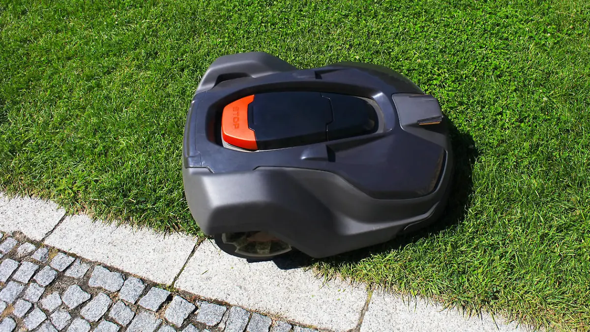 Mähroboter auf dem Rasen