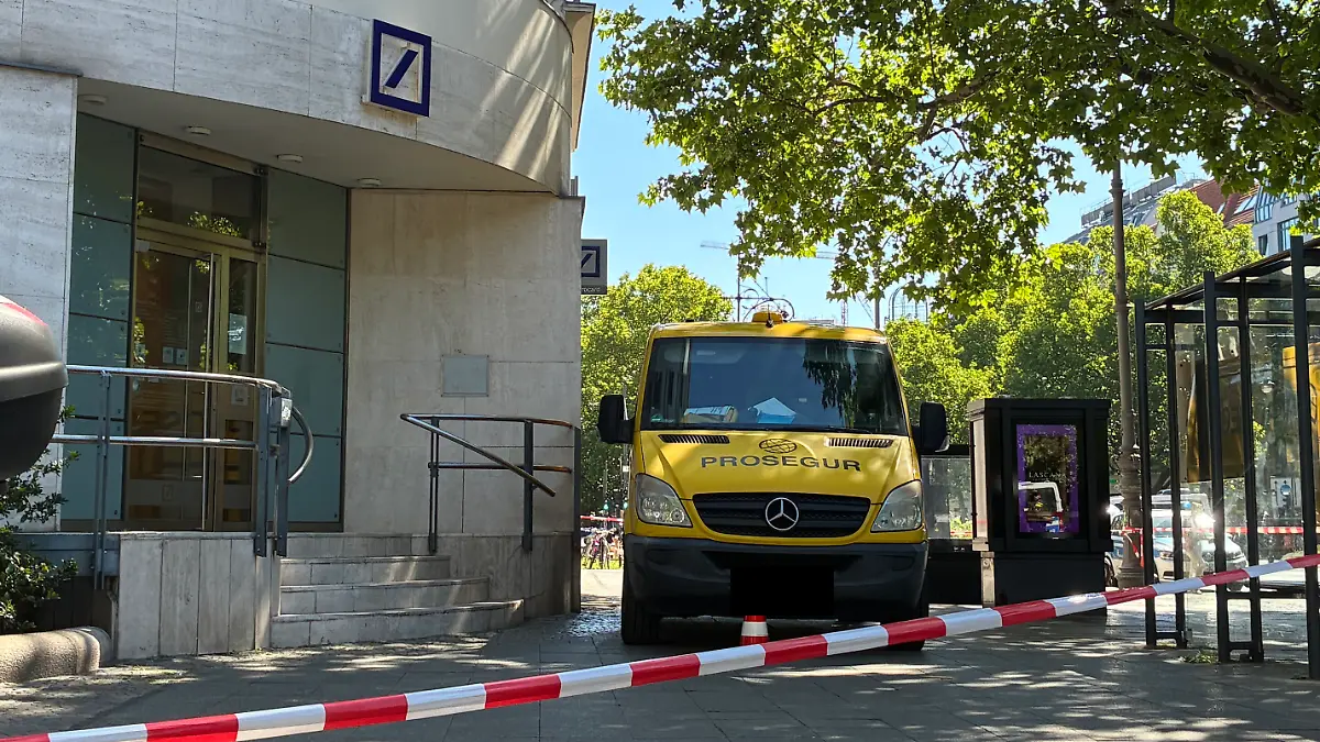 Die Täter überfielen den Geldtransporter laut Polizei gegen 7.45 Uhr, als dieser vor dem Haupteingang einer Bank in der City-West stand und Geldkassetten ein- und ausgeladen wurden. Sie hätten die Geldboten mit Waffen bedroht, hieß es. Eine Zivilstreife der Polizei habe das Geschehen zufällig beobachtet und sei eingeschritten. Daraufhin flohen die Täter in einem dunklen, großen SUV-Fahrzeug, wie ein Polizeisprecher sagte.