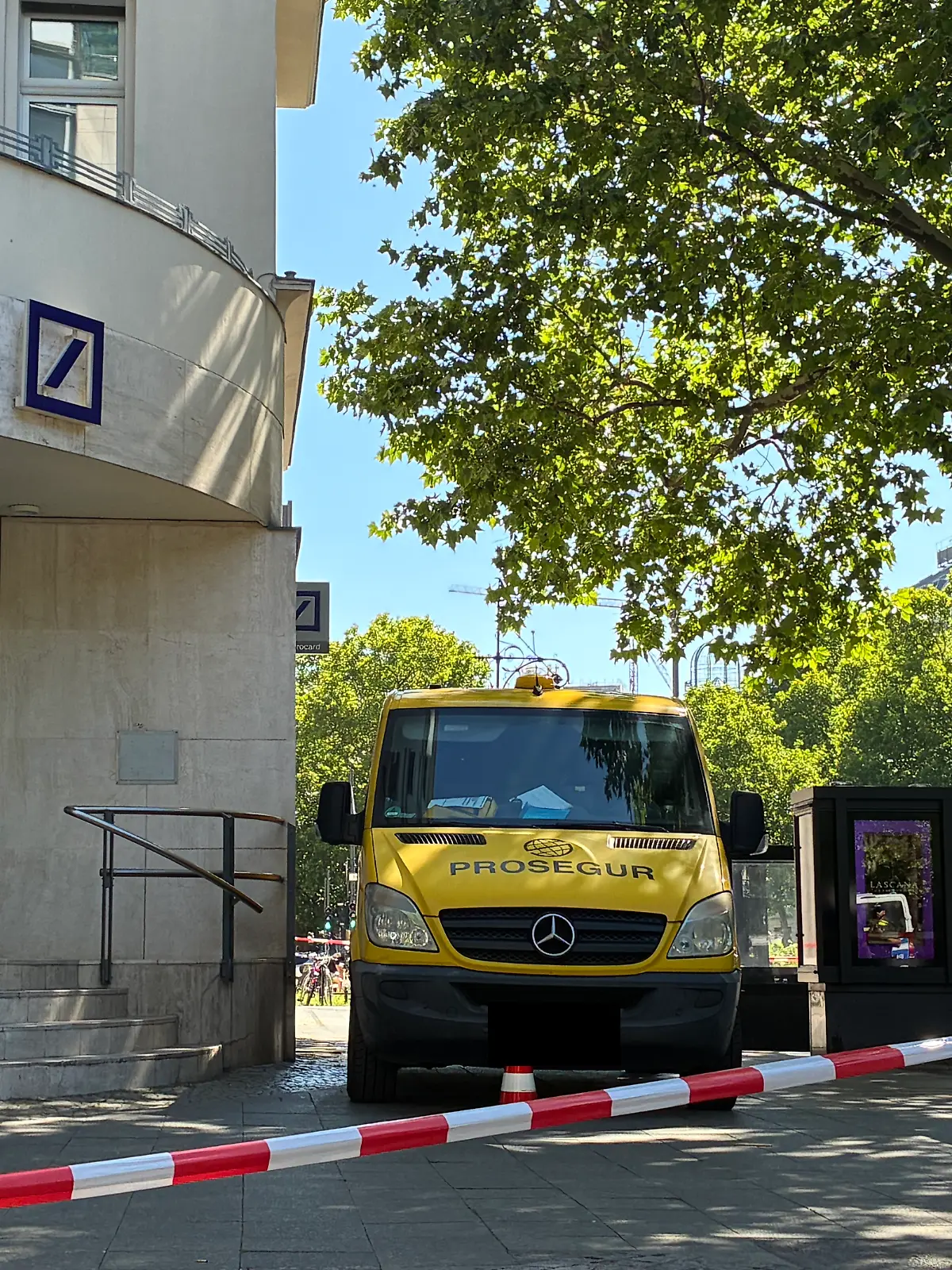 Die Täter überfielen den Geldtransporter laut Polizei gegen 7.45 Uhr, als dieser vor dem Haupteingang einer Bank in der City-West stand und Geldkassetten ein- und ausgeladen wurden. Sie hätten die Geldboten mit Waffen bedroht, hieß es. Eine Zivilstreife der Polizei habe das Geschehen zufällig beobachtet und sei eingeschritten. Daraufhin flohen die Täter in einem dunklen, großen SUV-Fahrzeug, wie ein Polizeisprecher sagte. 