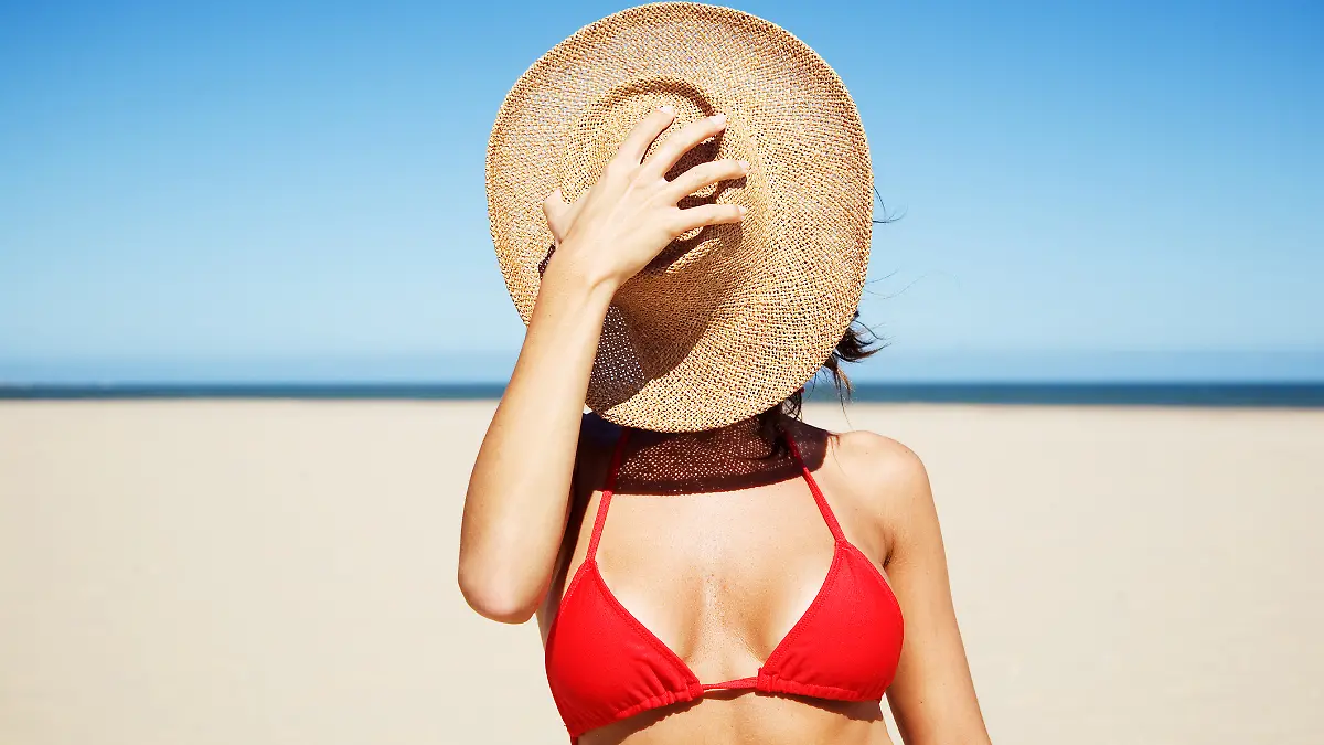 Eine Frau im Bikini am Strand