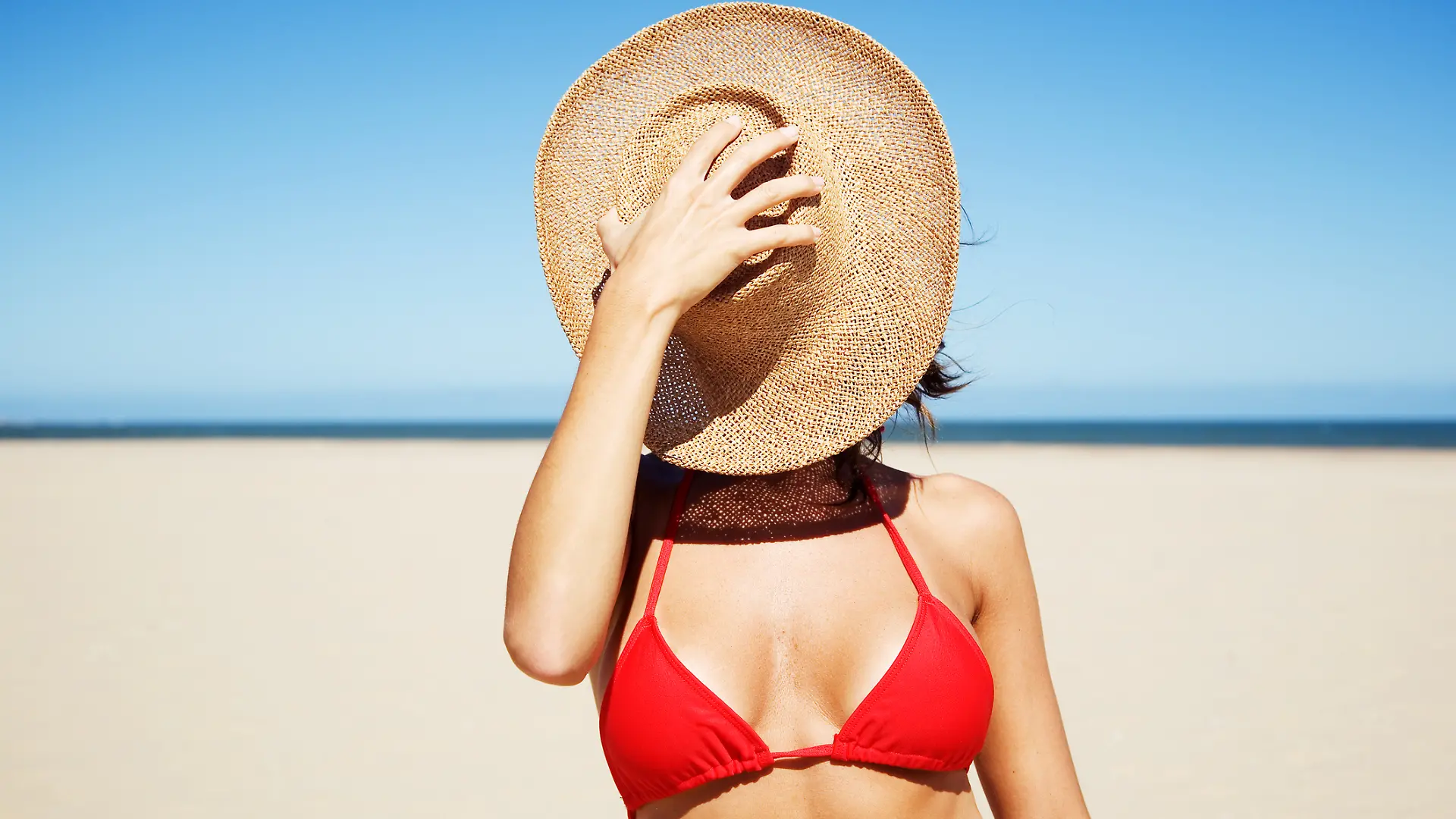 Eine Frau im Bikini am Strand