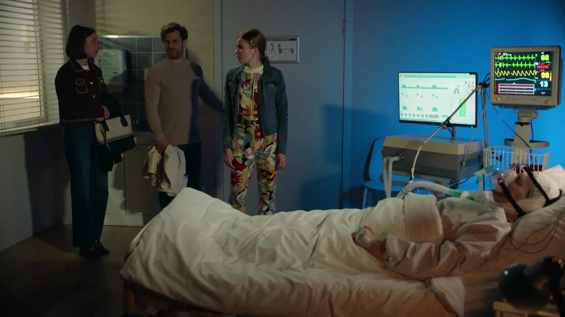Matilda (Anna-Katharina Fecher, l.), Julian (Onno Buß, 2.v.l.) und Johanna (Charlott Reschke) sind geschockt, dass Gerner (Wolfgang Bahro) einen Schlaganfall hatte und im Koma liegt.
+++ Die Verwendung des sendungsbezogenen Materials ist nur mit dem Hinweis und Verlinkung auf RTL+ gestattet. +++