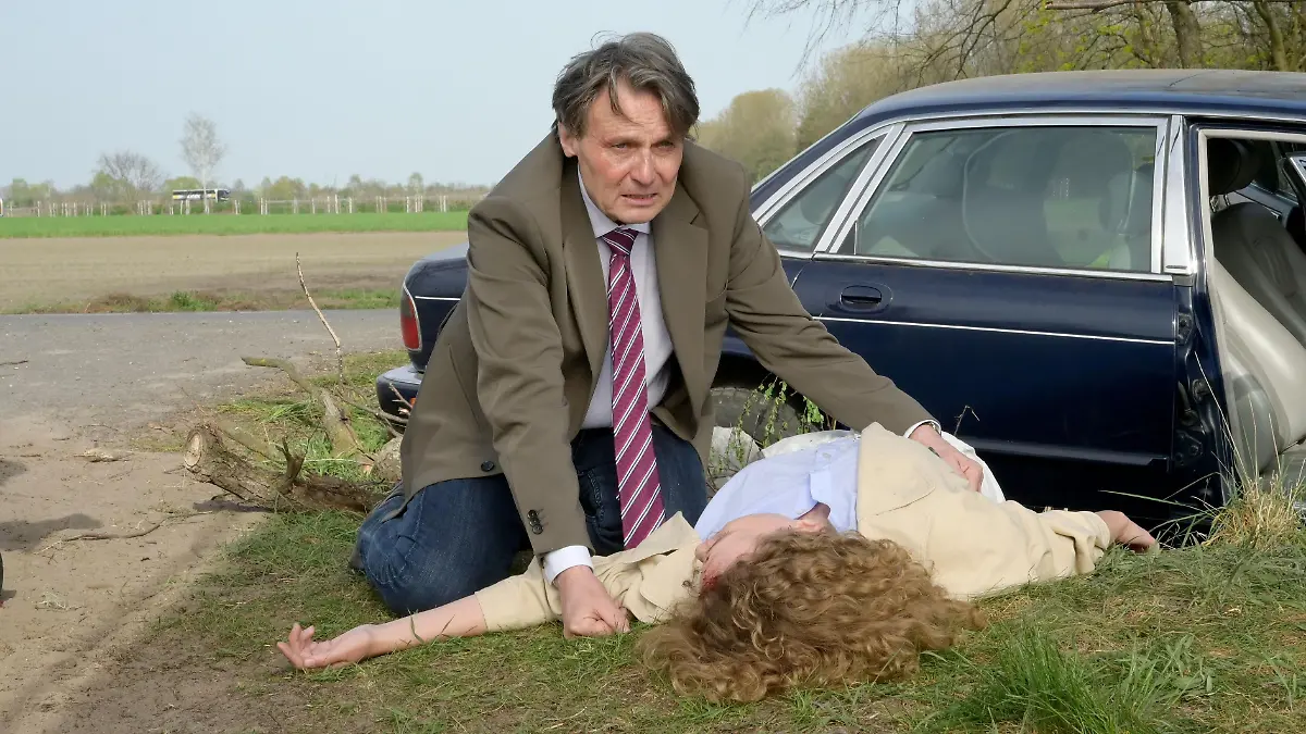 Nach dem Autounfall mobilisiert Gerner (Wolfgang Bahro) alle Kräfte, um Paulina (Christina Arends) zu helfen.

+++ Die Verwendung des sendungsbezogenen Materials ist nur mit dem Hinweis und Verlinkung auf RTL+ gestattet. +++
