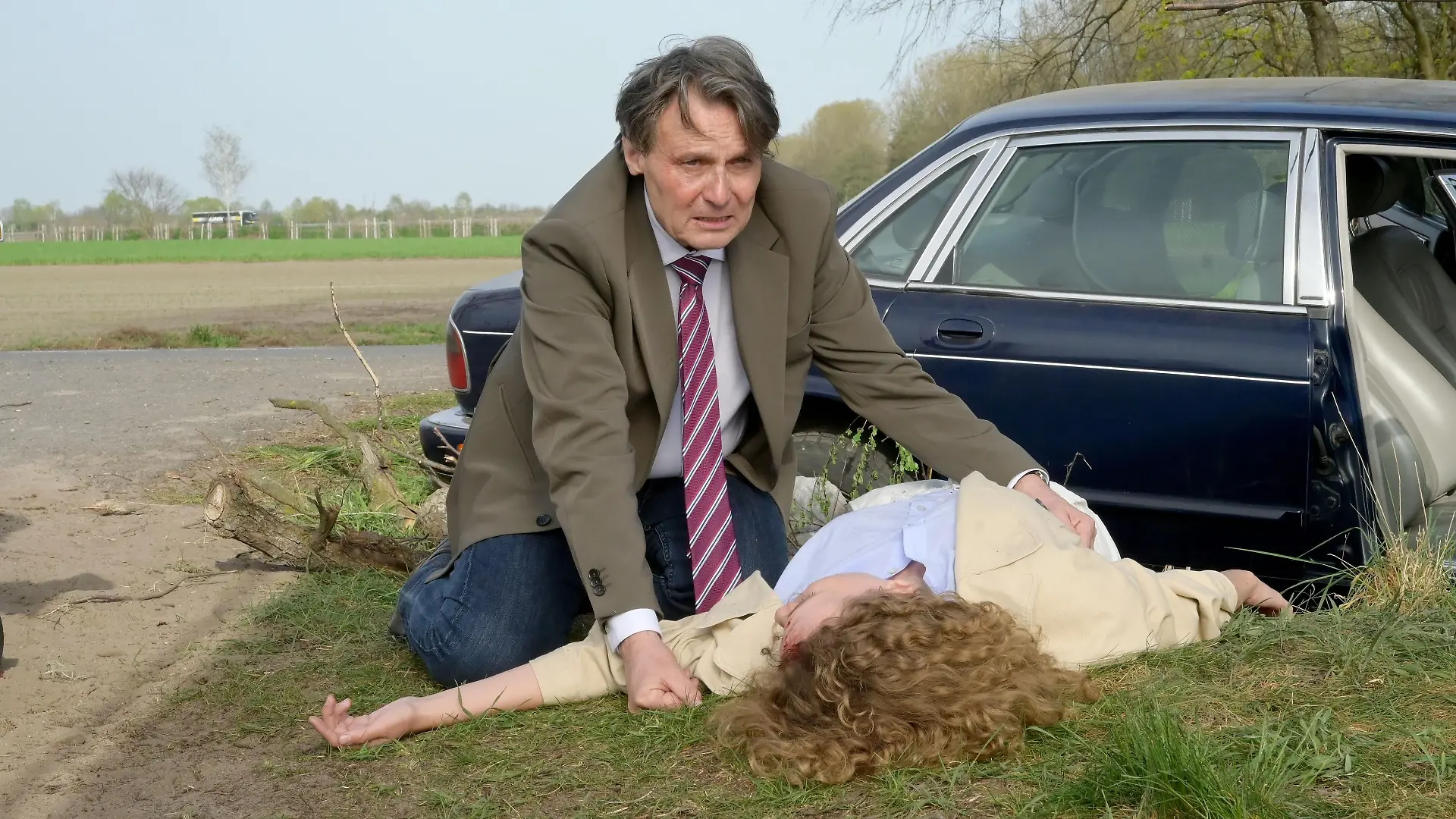 Nach dem Autounfall mobilisiert Gerner (Wolfgang Bahro) alle Kräfte, um Paulina (Christina Arends) zu helfen.
+++ Die Verwendung des sendungsbezogenen Materials ist nur mit dem Hinweis und Verlinkung auf RTL+ gestattet. +++