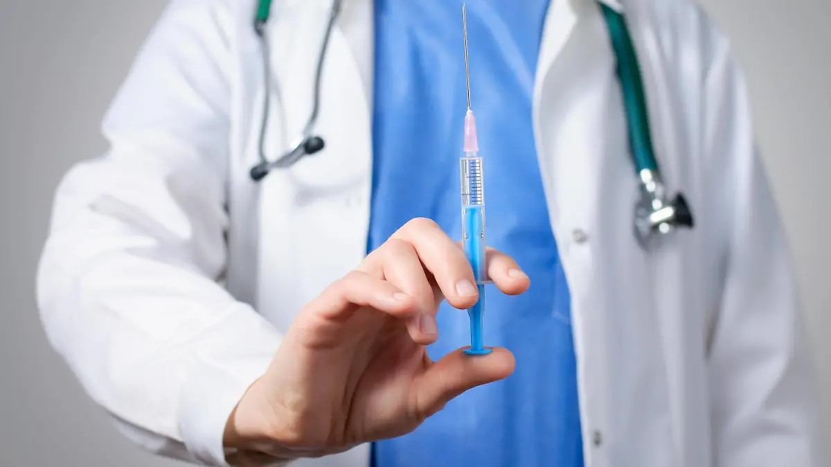 Female doctor with syringe model released Symbolfoto PUBLICATIONxINxGERxSUIxAUTxONLY Copyright: xvonschonertagenx Panthermedia14711315  