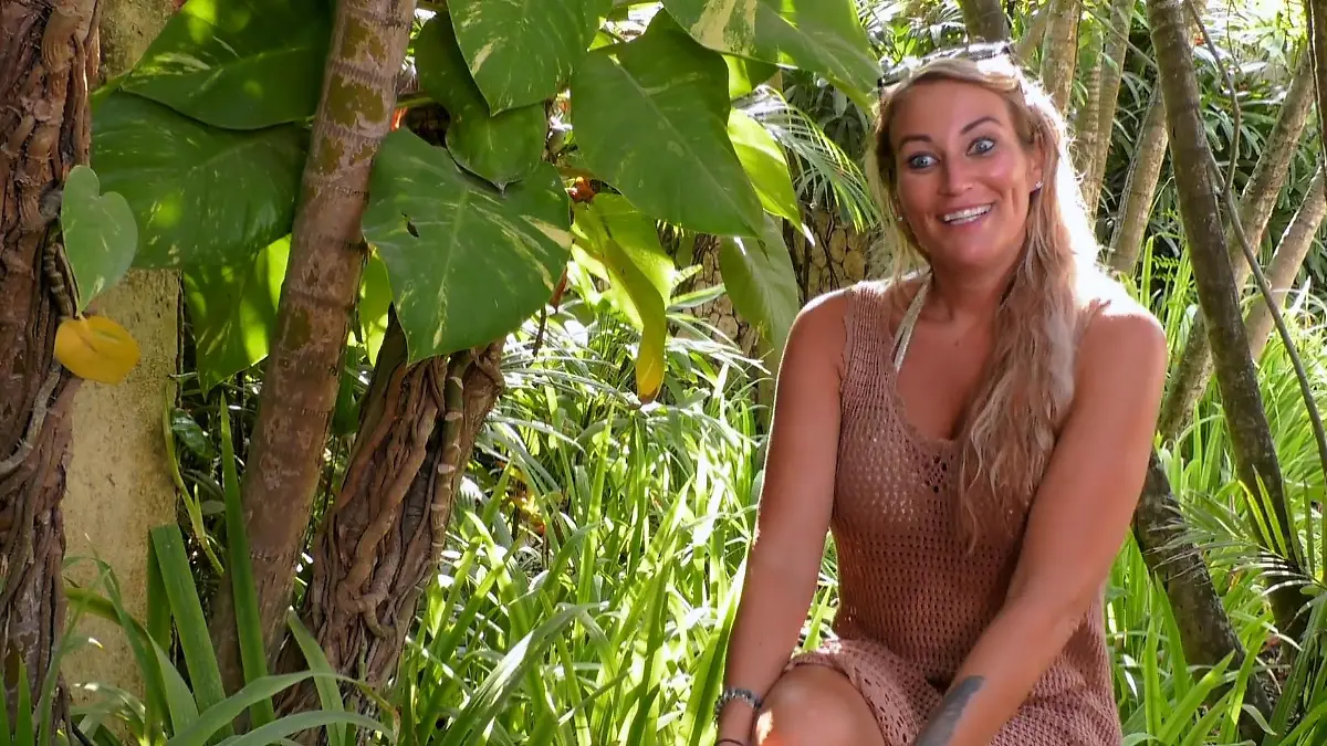 Pia & Diogo knutschen im Badezimmer rum Temptation Island 2020