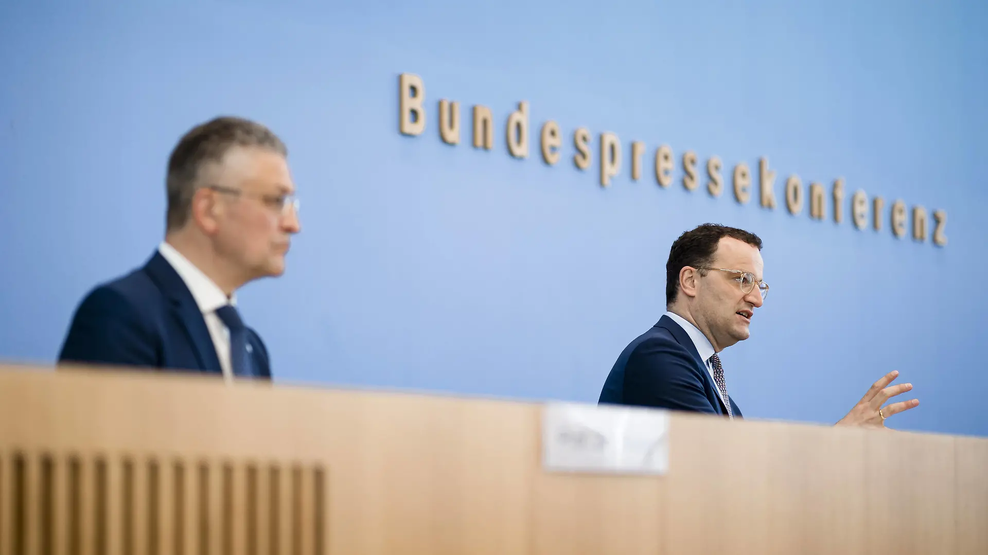 Bundesgesundheitsminister Jens Spahn, CDU und Lothar H. Wieler, Praesident Robert Koch-Institut RKI, aufgenommen im Rahmen einer Pressekonferenz zur Aktuelle Corona-Lage in Deutschland in der Bundespressekonferenz in Berlin. 01.06.2021. Berlin Deutschland *** Federal Minister of Health Jens Spahn, CDU and Lothar H Wieler, President Robert Koch Institute RKI , recorded during a press conference on the current corona situation in Germany at the Federal Press Conference in Berlin 01 06 2021 Berlin Germany Copyright: xFelixxZahn/photothek.netx